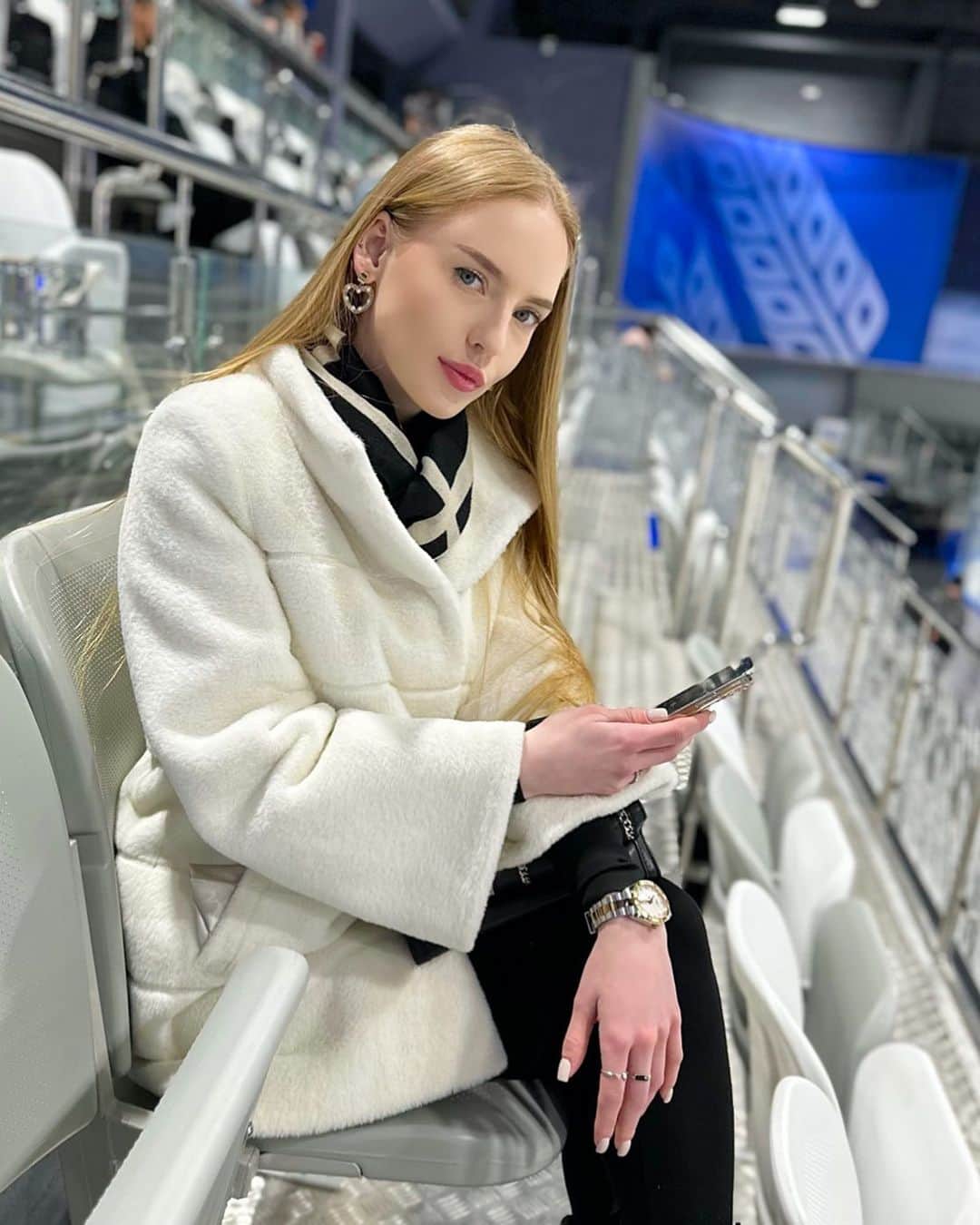 オクサナ・ネベセラヤのインスタグラム：「Ох уж этот хоккей и авантюрные «ну давай со мной» от @ana_kindi   Кстати, вчера на самом деле была хорошая игра, где до последнего было трудно предугадать исход событий」