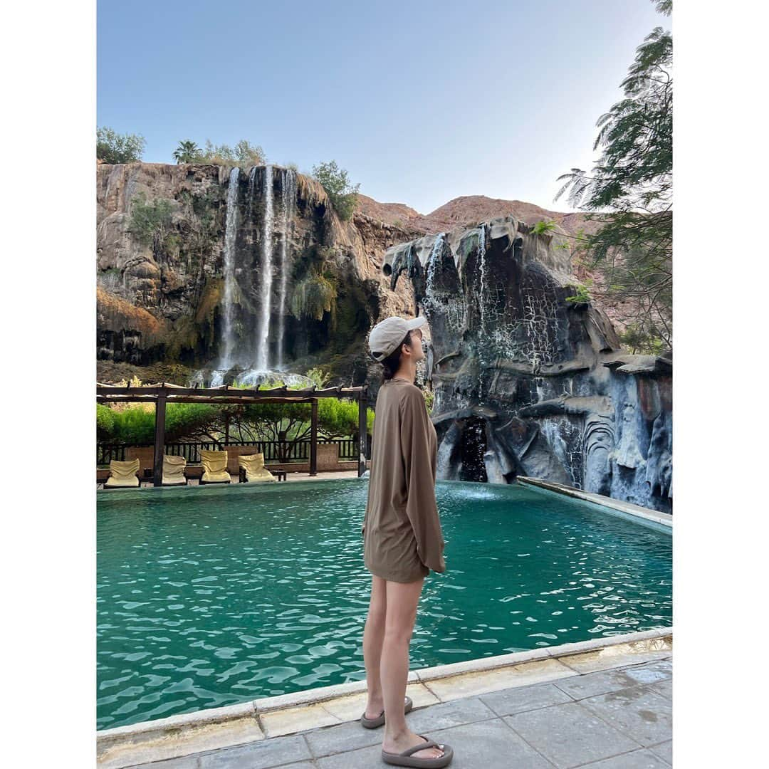 宇賀なつみさんのインスタグラム写真 - (宇賀なつみInstagram)「*  もはや旅に出ることは日常。  驚くほど自然にイスタンブールで飛行機を乗り換えて、 気がついたらヨルダンに降り立っていました。  乾いた風が心地良くて、 アースカラーで統一された景色が美しい。  砂漠も死海も遺跡もあって、 おしゃれなカフェも流れ落ちる温泉もある。  何より皆優しくてフレンドリー‼︎ 大好きな国がまた増えました。  #jordan #amman  #mainhotsprings  #ヨルダン #アンマン #マイン温泉 #わたしには旅をさせよ  #うがたび #宇賀なつみ」4月29日 15時51分 - natsumi_uga