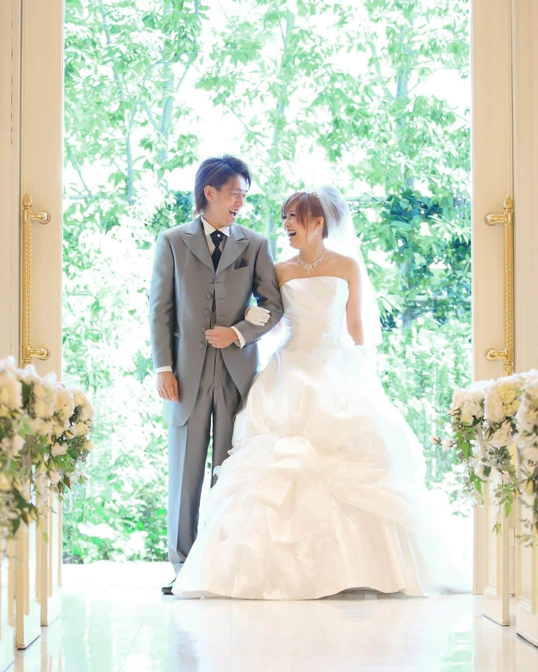 水野佑香さんのインスタグラム写真 - (水野佑香Instagram)「4月29日。 14回目の結婚式記念日❤️  特に記念日らしいことはしてないけど 子供達と一緒に笑顔で過ごせてます☺︎  昨日は先に子供達を寝かせて 2人で観ようねって話してた #花束みたいな恋をした を観て、 付き合ってた頃の話とか 結婚してからの話を思い出して 余韻に浸る夜をすごせました🌙  出会えたことに感謝❤️  #結婚式記念日  #40代夫婦  #14回目の結婚式記念日  #付き合って18年  #一緒に歳を重ねていこうね」4月29日 15時58分 - mizuno_yuka