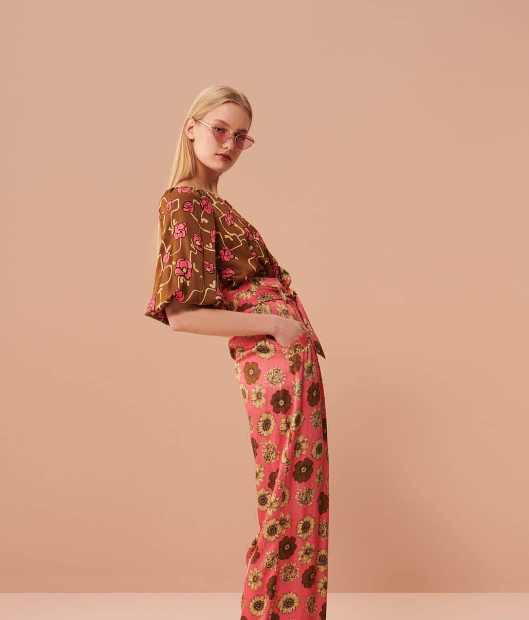 タラジャーモンのインスタグラム：「A great actress, she plays again and again with bold colours, profuse flowers and prints.  #tarajarmon #fashion #PE23 #newin」