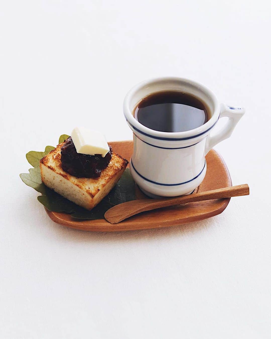 樋口正樹のインスタグラム：「Anko butter toast ☕️ . おやつに柏もち食べたあと、 まだちょびっと食べたくて さくっと作ってみた柏パン。 正解には柏あんバターパン。 . ミニブレットの耳を落とし、 トーストし、あんバタして、 柏餅から葉を拝借してきて、 トーストの下に敷いただけ。 見た目も香りもいいかもー😋 . . . . #柏パン #柏あんバター #おやつパン #あんバター #あんこ好き #トースト #阿蘇牛乳のミルクブレッド #タカキベーカリー#nukazuke #takakibakery #tartine」