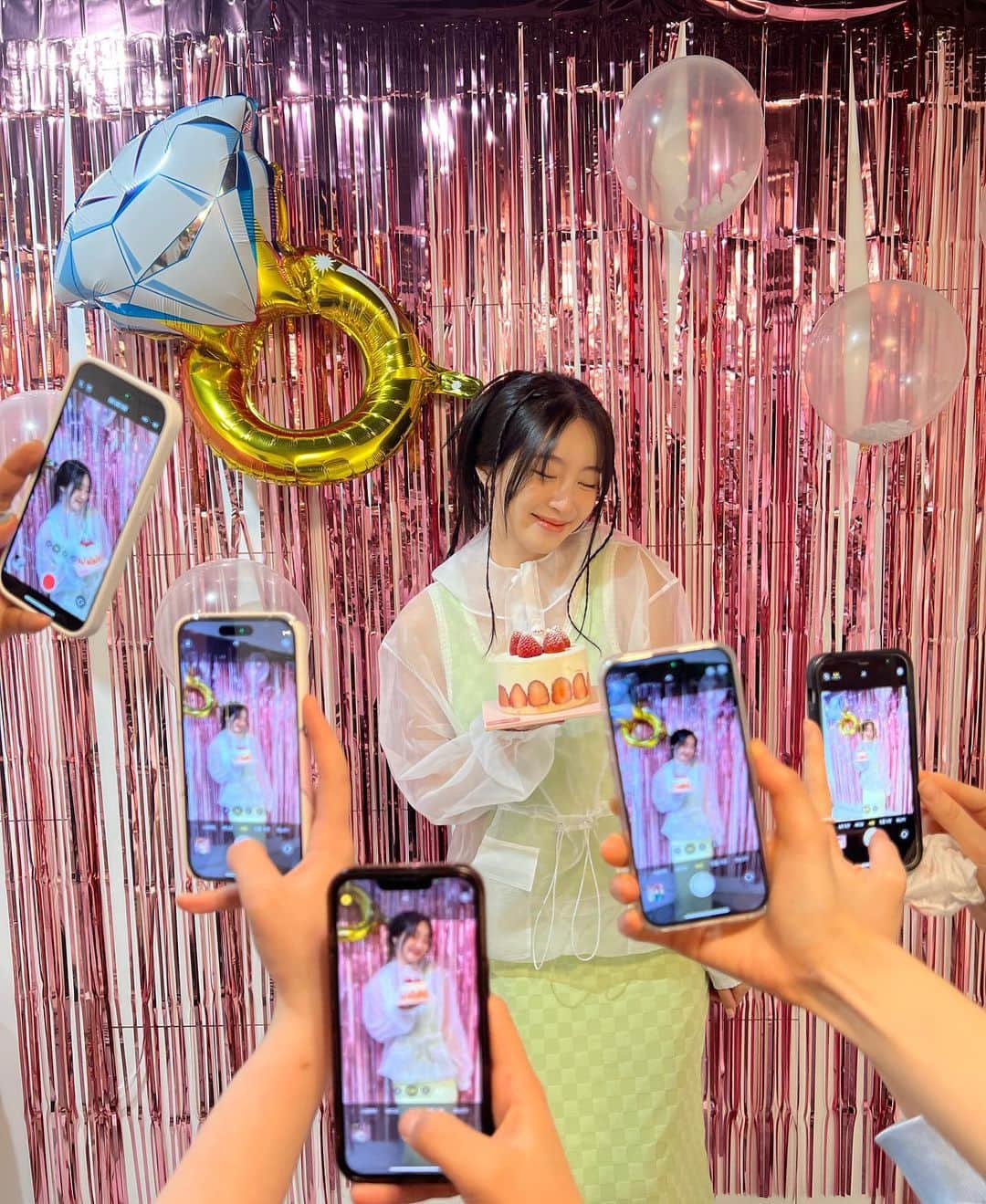のインスタグラム：「생일축하해 정혜성❤️ 선미원장님 다현원장님 유아쌤 이진쌤 미소링 외 고바이씬샘들 축하해주셔서 감사해요 공주공주한 왕관과귀걸이와요술봉(?)을 못견뎌서 뚝딱거리는중 😂 요즘 유행하는 샷이라고 적극 추진해서 찍어주신 다현원장님 감사해요💗 나 33살이다 💓 낳아주신 손여사 고마워요 사랑해요💝」