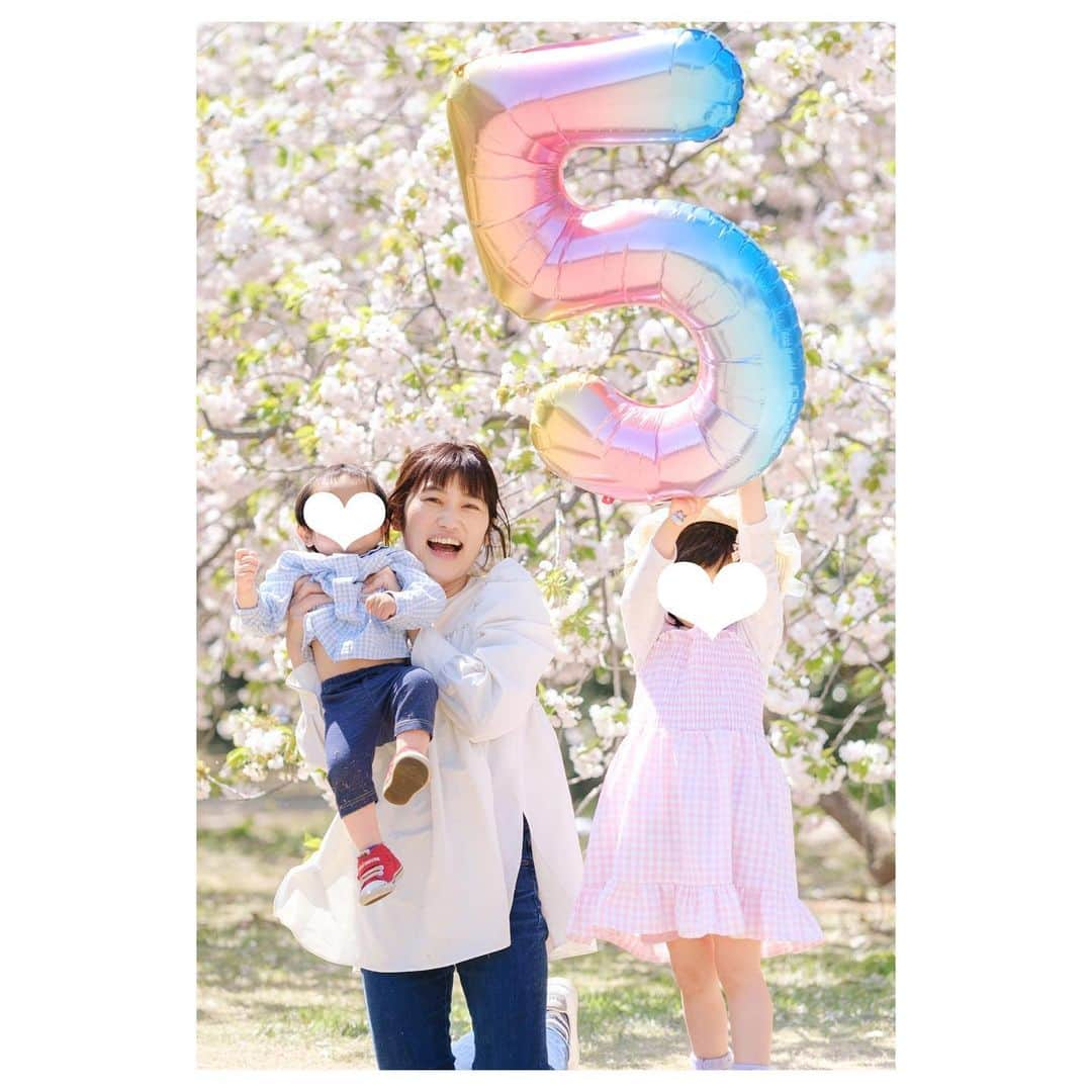 菊池真以のインスタグラム：「親子で4月生まれ🥰 娘も5歳になりました・°  自分の誕生日は後回しになりがちですが😂お祝いメッセージ嬉しかったです🌸✨✨✨  空をたくさん見上げて 良い歳にしたいと思います ‿‿‿‿‿‿‿ꕤ.｡」