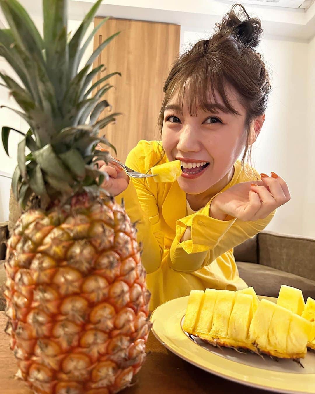 黒田りさのインスタグラム：「🍍 パインの季節がやってくるよー🫶 台湾パインを買ってお家で頂きました☺️🌼  食べてびっくり😳とってもみずみずしくって甘くてジューシー！ 酸味もまろやかで、芯まで美味しく食べられました✨  テーブルも華やかになる台湾パインは ひとつ丸ごと買っても600円くらいなの！ 半分はそのまま食べて、 あとはミキサーでジュースにしようかな🍹💛  台湾パインは、お近くのイオン九州でゲットできます🫶 ぜひフレッシュな台湾パインをお家で味わってみてくださいっ🌻  #台湾パイン#イオン九州#フルーツ#パイナップル#PR」