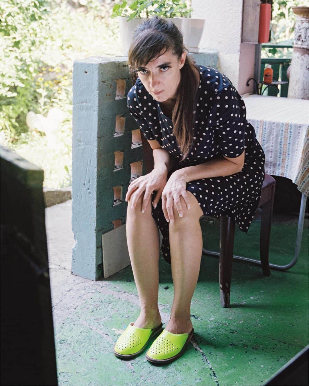 ロサモサのインスタグラム：「Shoes like diamonds 💎  + various colors oblige ! + online and at our Vienna Shop@ + #rosamosa #rosamosavienna #wien #vienna #madeinvienna #slides #fashionslides #easyshoes #brightshoes #colorfulshoes #yellowshoes #greenshoes #fluoroshoes #shoemaker #handmadeshoes #viennastyle #fashionshoes #designershoes  + photo @nekomunikata  styling @svilasvila  model @jbt3000」