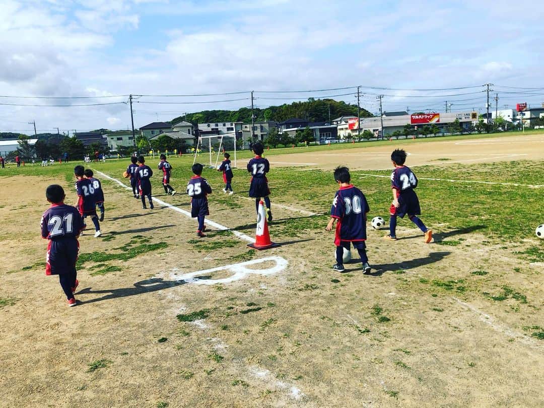 吉田眞紀人のインスタグラム：「...  今日は少年サッカー大会にお邪魔させて頂きました！！ 子どもたちは今日もサッカーを楽しんでいました😊 子どもたちの笑顔な姿を見るのは嬉しいですね！  ただグランドに大きな石が数多く落ちていたり、でこぼこな状態が気になりました。  サッカーは人と人がぶつかり合うとても激しいスポーツ。 お互いが真剣になれば怪我のリスクも増えます。 でもお互いがフェアプレーの元での怪我は仕方ない場合もあります。  ただ環境の面で怪我につながってしまうことは無くしていきたいですね。 ... #吉田まきと #スポーツで健康に #木更津市出身初のJリーガー #木更津 #木更津市議会議員」