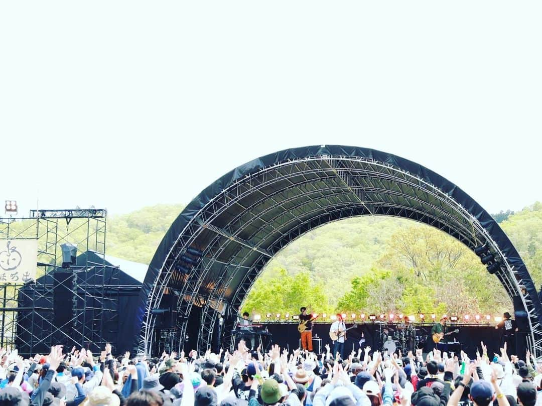 因幡始さんのインスタグラム写真 - (因幡始Instagram)「ARABAKI ROCK FEST. 23、出演してきました！  いつか出演したいと思っていて今回念願の初出演だったわけだけれど、想像していた以上に楽しかった😄  天気も最高だし会場の雰囲気もめちゃくちゃ良かったし、何よりお客さん1人1人が本当にこのフェスを楽しんでるんだなぁって感じが伝わってきてなんだかこっちまで嬉しくなりました。  ライブもすごい盛り上がったしご飯もおいしかったし、もう思い残すことはありません。  嘘です、思い残すことありました。 来年も出たいです(笑)  という事で、観にきてくださった皆様、どうもありがとうございましたー！  #arabaki #wacci」4月29日 16時16分 - wacci_key_hajime