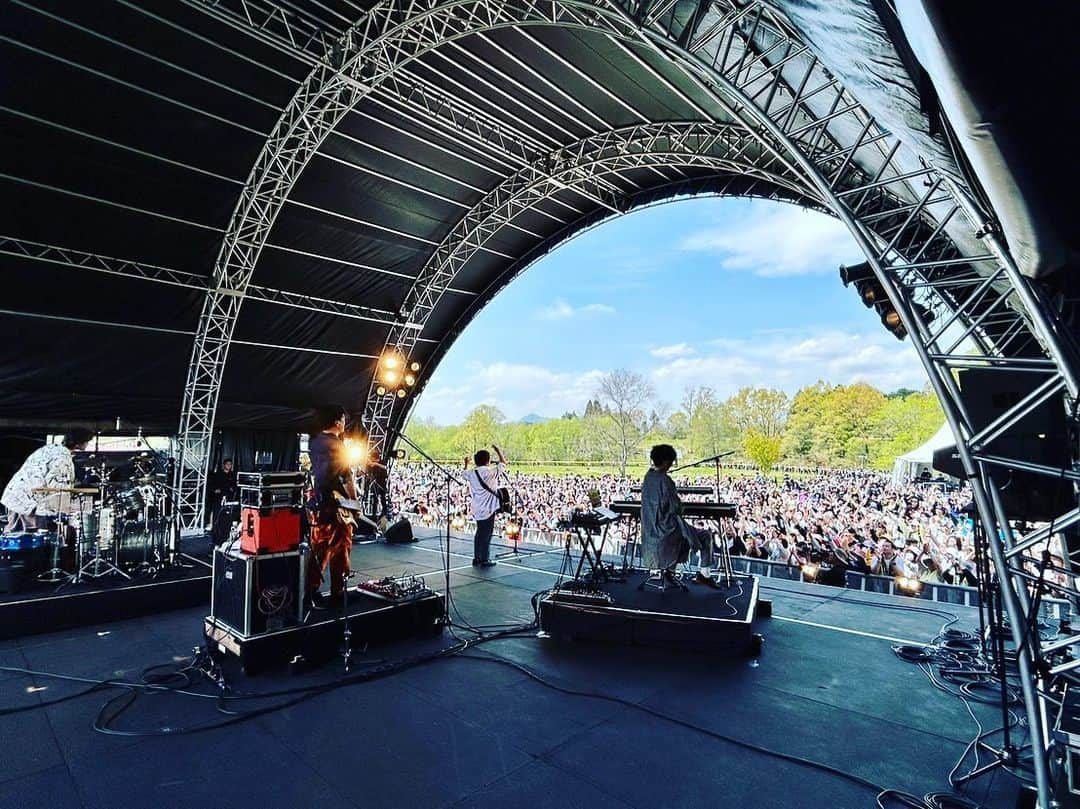 因幡始さんのインスタグラム写真 - (因幡始Instagram)「ARABAKI ROCK FEST. 23、出演してきました！  いつか出演したいと思っていて今回念願の初出演だったわけだけれど、想像していた以上に楽しかった😄  天気も最高だし会場の雰囲気もめちゃくちゃ良かったし、何よりお客さん1人1人が本当にこのフェスを楽しんでるんだなぁって感じが伝わってきてなんだかこっちまで嬉しくなりました。  ライブもすごい盛り上がったしご飯もおいしかったし、もう思い残すことはありません。  嘘です、思い残すことありました。 来年も出たいです(笑)  という事で、観にきてくださった皆様、どうもありがとうございましたー！  #arabaki #wacci」4月29日 16時16分 - wacci_key_hajime