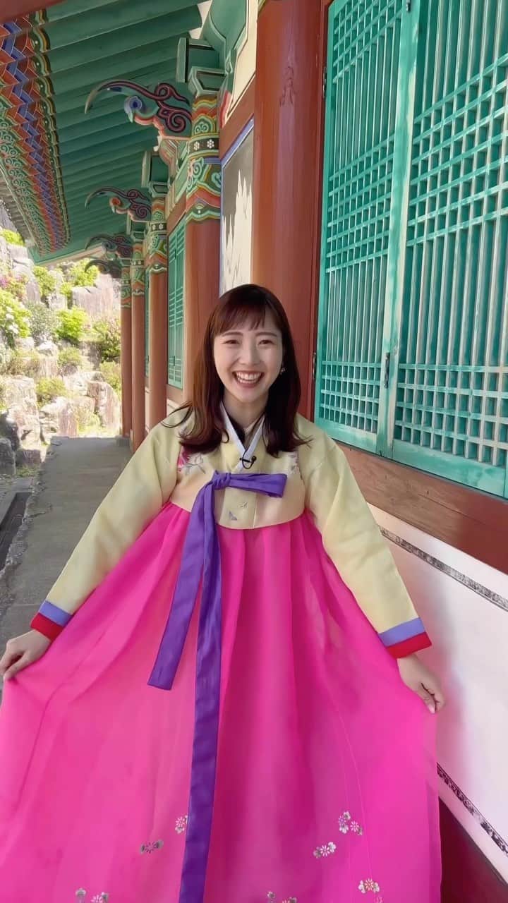 清水玲のインスタグラム：「・ ・  今日のおしえて！みやざきは 美郷町で韓国旅と題してお送りします☺️🇰🇷  百済の館では無料でチマチョゴリのレンタルも できるんですよ〜💓 まるで韓国旅行気分を味わえるスポット 盛りだくさんです！ 連休のお出かけの参考にして下さいね🥰  ・ ・ ・  #宮崎#宮崎放送#MRT#アナウンサー #おしみや#美郷#百済の館#チマチョゴリ」