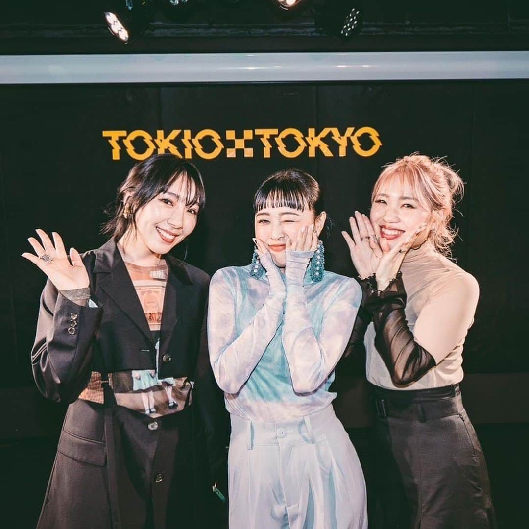 貴愛kwiae Officialさんのインスタグラム写真 - (貴愛kwiae OfficialInstagram)「@kambyumami Presents “ focus ” @tokiotokyo_  来てくれた皆様ありがとうございました🩵 楽しかった〜！？私は最高に楽しみました‼️ 久々にステージから見るみんなの笑顔は やはり最っ高なのよ😭🫶🏻  _ _ _ _ _ _ _ _ _ _ _ _ _ _ _ _  1.Fantasia 2.カフェオレ 3.Plastic Love-真夜中のドア  ~Acoustic medley~ 4.Seize the day 5.あの花火を僕達は忘れない with リッキー 6.Step the new world _ _ _ _ _ _ _ _ _ _ _ _ _ _ _ _  初のリッキーサポートでした🤝🏻🎹 サポート力が素晴らしく心強かったわぁぁあ😭 色々アレンジしてくれたりありがとう‼️ またやろう❣️ @riki_hisamitsu   最高なG.Wスタートしたなぁ😚🫶🏻 まみちゃんすんばらしEvent 呼んでくれてありがとう〜🩵 スタッフの皆様もありがとうございました🤝🏻  @kambyumami  なかなか会えてなかったけども 配信をキッカケにまた再会できて 歌もさらに磨きがかかっていた🙈💕︎ 楽屋もたのしかったねぇ🥰 リリースもおめでとう‼️🎉🎉🎉  @__maonakatsu__  @usagibeats_  中津マオちゃんステージも うさぎちゃんと素敵だった。。。🥰 相変わらずスローモーションが未だに 頭の中クルクル回ってる🫶🏻  対バンライブはいつもいつも刺激的。 そして同じライブってひとつもない。 だからこそ来れる時は逃さず来て欲しい🩵‼️  また次のライブに向けて🫶🏻 次は5月4日代々木Lodge🤩 皆様素敵なゴールデンウィークを🥰   #TOKIOTOKYO  #shibuya #GW #live #stage #jpop #jrb  #photography #livephotography」4月29日 16時26分 - kwiae530