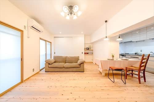 株式会社トーヤハウスのインスタグラム：「. natural style🍃  天井と壁の内装材に、無添加厚塗りしっくいを使用し、床には無垢の杉板フローリングを使用、無垢材の中でも暖かく、優しい印象の素材をご提案しました🪴 .  #熊本新築#熊本ハウスメーカー#ハウスメーカー#熊本リフォーム#熊本リノベーション#リフォーム#キッチン#キッチン収納#アイランドキッチン#レンジフード#キッチンカウンター#ハウスメーカー#新築#新築住宅#トーヤハウス#緑の柱#ハウスガードシステム#シロアリ#シロアリ駆除#リフォーム工事#リフォーム#シューズクローク#ランドリールーム#ホワイト#ホワイトスタイル#シェアハウス#漆喰#塗りかべ#塗り壁#間取り」