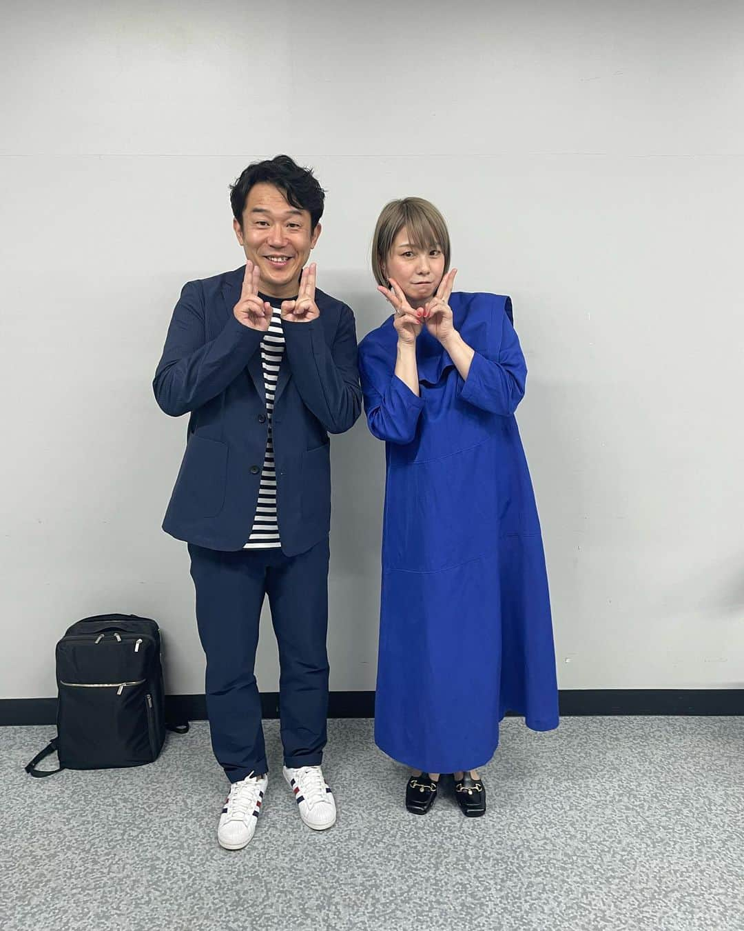 田中美保のインスタグラム：「今日はペナルティのヒデさんと 秋葉原ヨドバシカメラさんで @yaman.official  さんのトークイベントでした🙏  久々のトークショーでワクワクしちゃったりして ヒデさんのトークにニヤニヤしながらお仕事忘れて楽しんでしまいました🤣🙏  ヒデさん、優しくて話しやすくて いっぱいフォローしてもらいました🤲🤲🤲 ありがとうございました😊  ヨドバシカメラさんは行った事はありますが秋葉原店は初でして… 大きくてドキドキワクワク☺️ そしてYA-MANさんの製品もどれもコレも気になってしまい…w  物欲が高まってしまった…w  久々のトークショーで 可愛いくお化粧もしてもらい 可愛い衣装も着れて… とにかく最高なGWの幕開けです🙃🙃🙃🙃 みに来てくださった方、ありがとうございました🫡🫡🫡  衣装 ワンピース @lephil_official  靴　@charleskeith_jp」