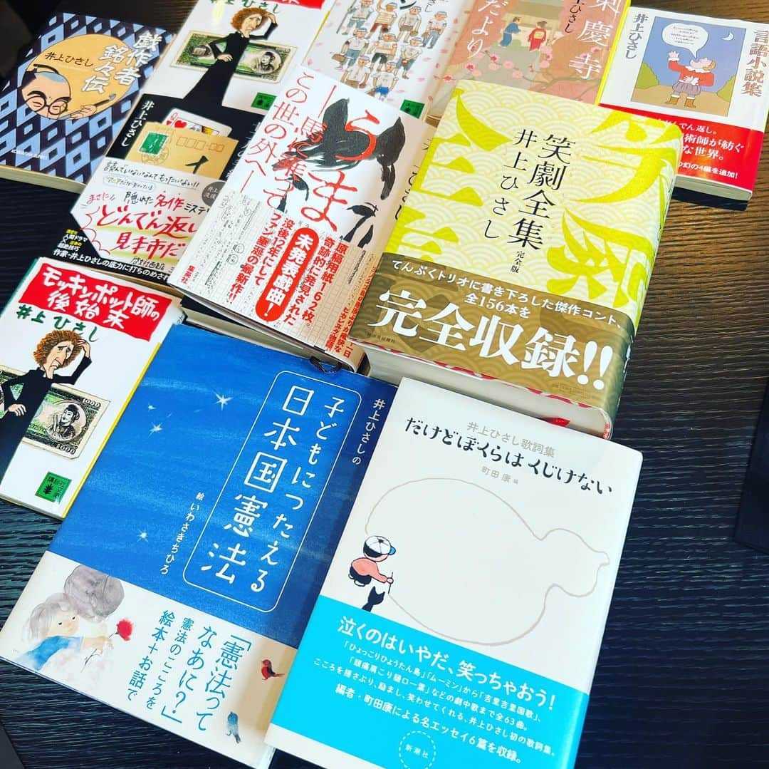 松尾貴史さんのインスタグラム写真 - (松尾貴史Instagram)「「ORIGAO 折り顔」展開催中の鎌倉「アピスとドライブ」で、井上ひさし作品を朗読する会の打ち合わせを、奥さんの井上ユリさん、店主の後藤国弘さんと。  （2日間の朗読会は完売しました）  個展自体は5/14までの金土日祝（5／13は休み）開廊しています。  写真の作品は井上ひさしさん、永六輔さんのお顔の印象です。  #折り紙 #井上ひさし #永六輔 #折り顔 #アピスとドライブ #朗読 #松尾貴史」4月29日 16時29分 - kitsch.matsuo