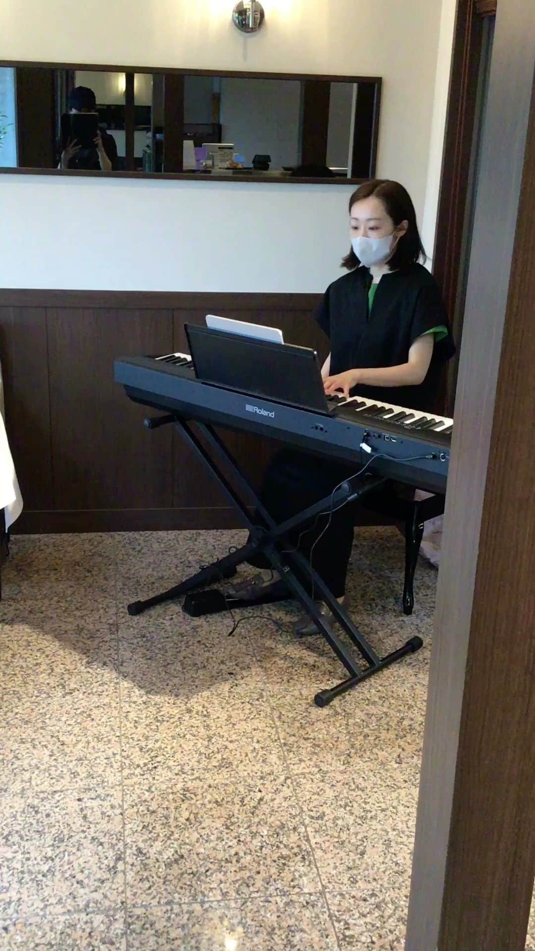 Salon de Royal Kyotoのインスタグラム：「皆様こんにちは☺︎ サロンドロワイヤル京都店でございます☀️ ・ ・ 本日14時半から、前田　絢葉氏によるピアノの生演奏がありました🎹 映像ではありますが、美しいピアノの音色をお楽しみくださいませ♪♬🎶　　 ・ ・ 毎週土曜日と日曜日に生演奏を行なっております。 優雅なひとときをお楽しみ頂けます✨✨ ・ ・ 店内ではケーキ、マカロン、ボンボンショコラをお飲み物と一緒に お召し上がりいただけます☕️🍫 ・ ・ 当店の営業時間は 11:00〜19:00（L.O18:00）でございます。 ご来店お待ちしております。 ・ 4月末まで川床工事中のため、テラス席はご利用いただけません。ご了承下さいませ。 ・ 3月21日以降ECサイトのご利用を停止いたします。ご迷惑をお掛けしますが、ご理解ご協力の程よろしくお願いします。  ・ #サロンドロワイヤル京都本店 #salonderoyalkyoto #カフェ #cafe #ケーキ #cake #キャンディーコートピーカンナッツ #お土産 #サロンドロワイヤル #京都 #京都スイーツ #ボンボンショコラ #京都カフェ #チョコレートショップ  #ショコラトリー #パティスリー #チョコレート #チョコ #ショコラ #chocolate #chocolat #chocolatier #salonderoyal #持ち帰り#ピアノ#ニ胡生演」
