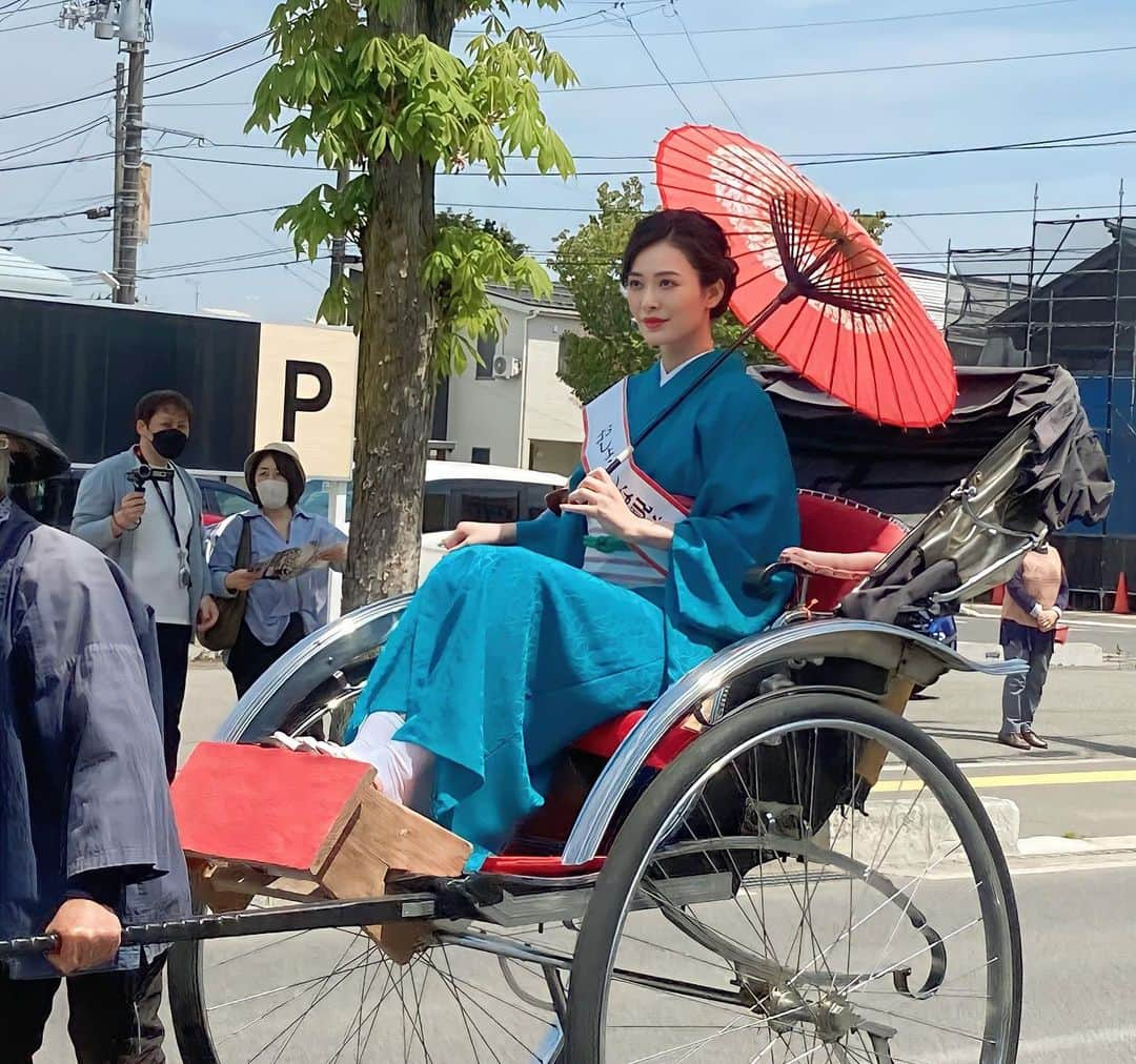 平塚千瑛さんのインスタグラム写真 - (平塚千瑛Instagram)「山形県米沢市の上杉祭り初日の民謡流しに、人力車で参加させて頂きました☺️ 今日のお着物は米織会館さんからご提供の米沢織の二部式着物です👘（セパレートなんです！）パッと目を引く素敵なお色でした‼️ . スタート位置でスタンバイしてる時からすでにドキドキでした！ 声をかけて下さった皆様、お写真撮って下さった皆様、手を振って下さった皆様本当にありがとうございました☺️たくさんお写真撮って頂いたので小出しにします🤭❣️ 今年の民謡流しは総勢約700名が参加‼️ 来年はもっと人数が増えそう！是非グループで参加して見て下さい⭐️米沢新調と花笠の２曲です✌️  . 同級生から『ちあきー！！』って言われたときは思わず照れ笑いしちゃいました。笑 つかさもみかもありがとう！笑 . #山形県 #米沢市 #山形県米沢市 #上杉祭り #民謡流し #米織会館  #おりじん #織陣 #鳩美容室 #着物 #二部式着物 #米沢観光 #米沢織 #人力車 #kimono #yukata #rickshaw #rikisha」4月29日 16時30分 - chiaki_hiratsuka