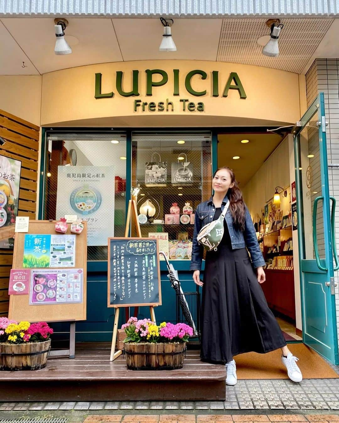 SAORIのインスタグラム：「🛩🌋🍠 みんなGWは何するのかな？ 私はここに居まーす🤭 どこの @lupicia_japan 店舗か分かるかな？ お店の看板アップしてみてね❤︎ GW楽しもうねぇ🤭✨❤️  私のスカートはSHEINだよ〜❤︎❤︎ ♔∴∵∴♔∴∵∴♔∴∵∴♔∴∵∴♔∴∵∴♔ ∴∵∴♔ SHEINで使えるお得なクーポン🫶 またまたまた配布するよ❤︎❤︎❤︎ ☑︎ @shein_japan @sheinofficial  ☑︎ クーポンコード→【4ST57】 0-5999円▶︎▶︎▶︎15%OFF!! 6000円以上▶︎▶︎▶︎20%OFF!‼︎ ⚠️有効期限〜2023/5/31まで ♔∴∵∴♔∴∵∴♔∴∵∴♔∴∵∴♔∴∵∴♔ ∴∵∴♔  #japan #japantravel #japantrip #日本 #国内旅行 #ルピシア #lupicia」