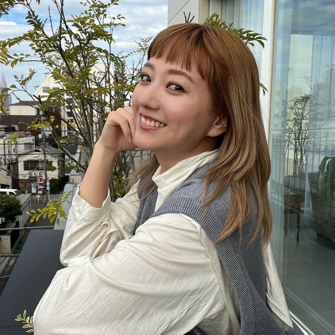 伊藤千晃さんのインスタグラム写真 - (伊藤千晃Instagram)「「MQURE（エムキュア）」が4月15日より新発売されたよ❣️  ⭐️「MQURE』は遺伝子データをもつ会社と共同研究していて、35万通りの処方開発してきた経験をもとに作られているヘアケアブランドです。  35万通り😳😳😳ってビックリしてしまったんだけど、 私は髪の乾燥が気になるのでこちらを使ってみました👇🏻  ""MQURE Scalp Care & Moist""  髪ダメージを補修するマイクロサイズケラチンと保水力の高いセラミドで、 潤いのあるさらさらな仕上がりにしてくれます😃✨  かゆみやフケの原因になる菌にアプローチする2つの有効成分が入っていてスカルプケアができるので、 かゆみやフケに悩んでいる人にもオススメ！  パッケージも点滴をイメージしたデザインで可愛いね😉💕👍  頭皮のケアが出来て、髪の仕上がりも良いので、使い続けてみようかな！ マツキヨとココカラファインで買えるから気になったらチェックしてね😃❣️  #MQURE  #美髪ケア  #頭皮ケア  #ヘアケア  #シャンプー  #pr   @mqure.official」4月29日 16時34分 - kikichiaki