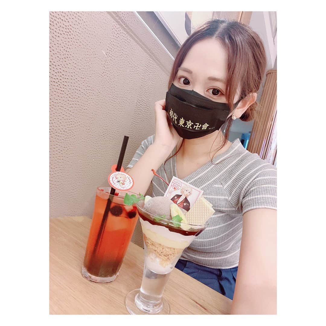 小河結香のインスタグラム：「東リベカフェ🏍️☀️🕶️✨ (2022/8/22)  東京リベンジャーズ✖️スマイルベースカフェ スマイルベースにはぼっち席があるんだけど 大抵ぼっちな私はこの席が 固定席みたくなってます🤣  しかもぼっちは黙って祝えと言わんばかりに マイキーのBD飾りが目の前だったので 僭越ながら祝わせて頂きました✨ 総長🏴お誕生日おめでとうございます🎂  2回目も行ってるので 次に載せます👉  #東リベ #東卍 #東京リベンジャーズ #東リべコラボ #東リベカフェ #スマイルベースカフェ #コラボカフェ #マイキーbd #佐野万次郎生誕祭2022 #佐野万次郎誕生祭2022 #オタ活 #推し活 #推し事 #ゆんのヲタ活記録」
