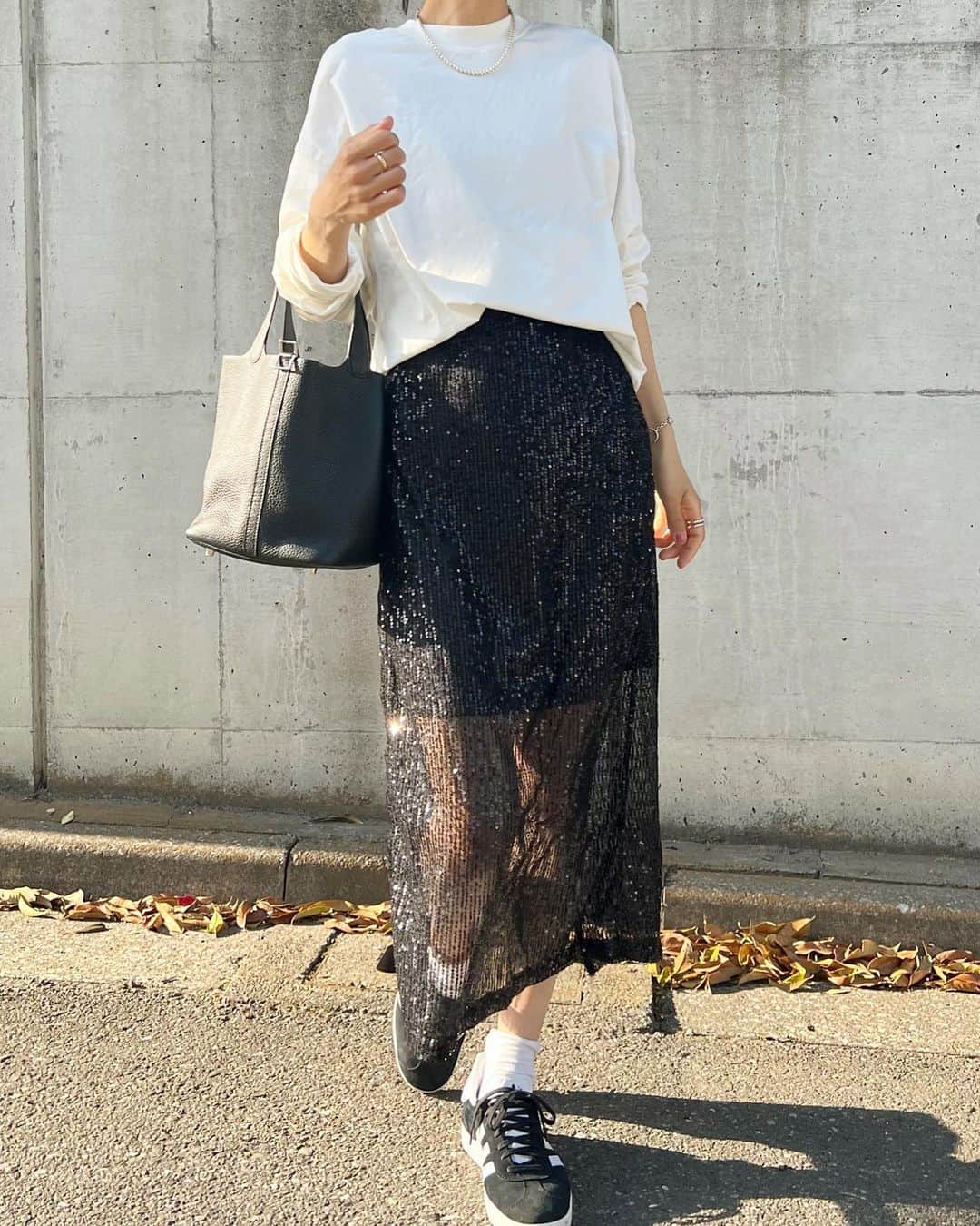 のインスタグラム：「. coordinate ギラギラスカート🤩  @grl_official」