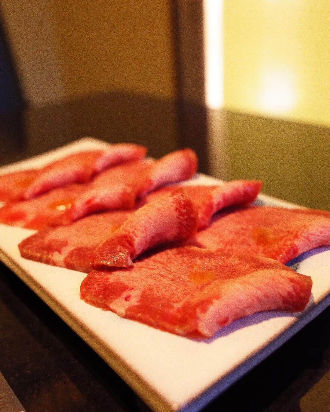 石川琴允さんのインスタグラム写真 - (石川琴允Instagram)「▶ #お食事記録 ✺ 松屋町駅にある赤身肉専門焼肉のお店✺ 少し前にGRⅡカメラの修理に行った帰りに寄り道した @matuyamatiririen さん。 : : 真っ赤な綺麗なお肉と、お肉のやける素敵な音♬ お肉食べると元気がでる。 : : お肉にとっても拘りがあって、 脂肪交雑等級も高ランクのお肉を扱ってるんだとか✨ 松屋町、谷六に来たときの為にメモしておくと👌🏻 ※コースは2名から、予約がおすすめだよ : : “月” ○自家製キムチと浅漬けの盛合せ ○ナムル盛合せ ○アボカド＆香味野菜のサラダ ○和牛上もも炙り焼き 酢橘ぽんず ○薄切り上塩タン ○マクラ ○イチボ ○特選和牛赤身肉 自家製黄身だれ ○厚切り天肉 ○ホルモン2種盛り ○本日の厳選和牛赤身肉のステーキ 山わさび添 ○すだち冷麺 ○ほうじ茶最中アイス　 〜7480円（税込み）〜 : : リールにも詳しくのせてるので気になる方はみてみてね🤍 : :  PR @matuyamatiririen  #オシャレ #赤身肉 #個室 #デート #莉々園 #大阪焼肉 #大阪グルメ #大阪ディナー #osaka #beef #japan #松屋町 #松屋町グルメ #matsuyamachi #谷六 #谷六グルメ #yakiniku #焼肉」4月29日 16時45分 - kotopon09