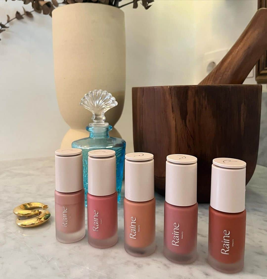 のインスタグラム：「The hardest decision is to pick just one color for the day. That’s why I always mix em up @officialrainebeauty #PlayWithYourShades」