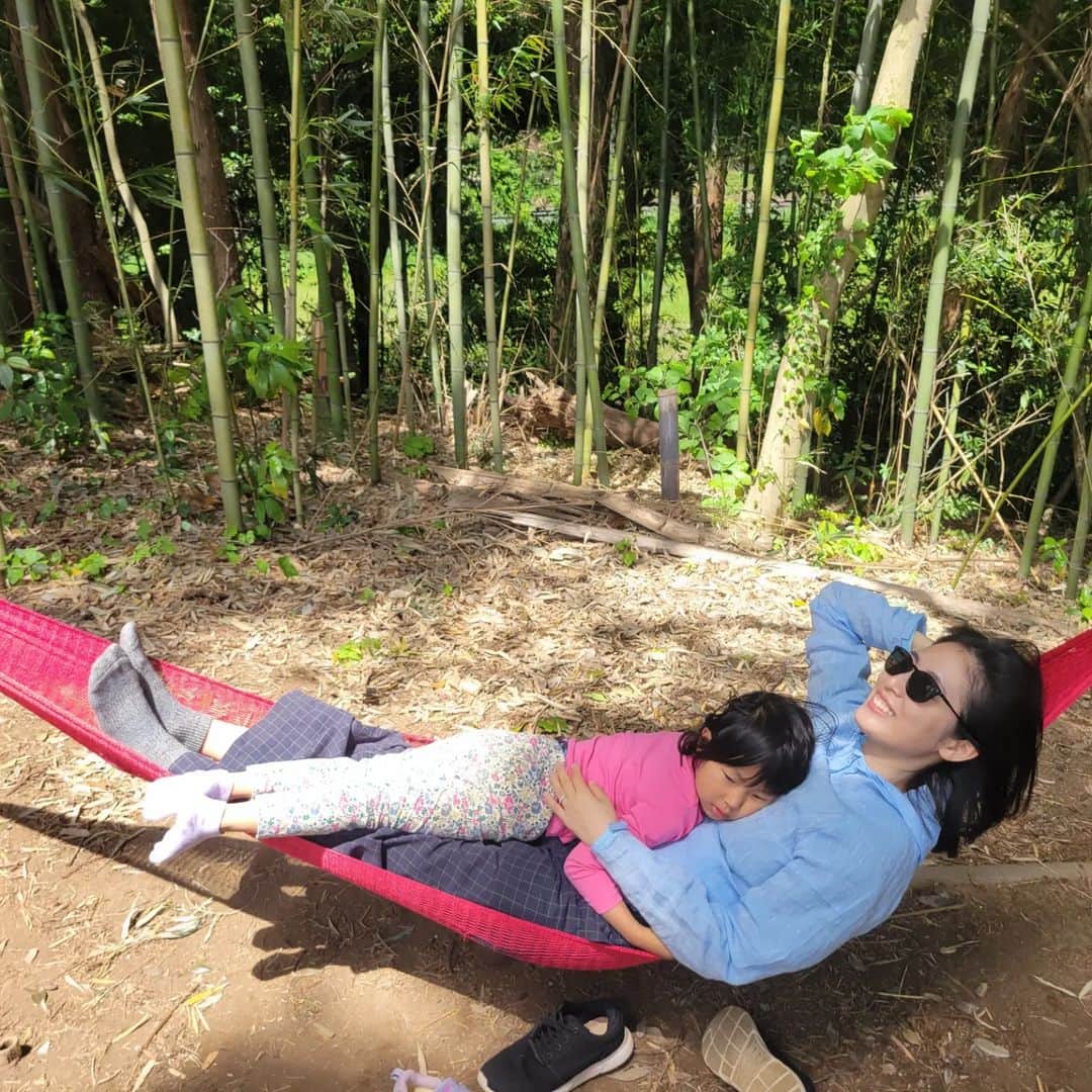 本仮屋リイナのインスタグラム：「敷物なんか一瞬で吹き飛ばされるようなすんごい強風でも、子供たちはおかまいなしで遊びまくってすごい🥹⁡ ⁡ ⁡息子が竹を切るところから、火の番までやり遂げた竹筒で炊いたご飯🍚⁡ふっくら、しみじみ美味しかったなぁ。⁡⁡ ⁡お皿も息子が切ってくれました🎍🎋⁡  ⁡#GW2023始まリイナ」