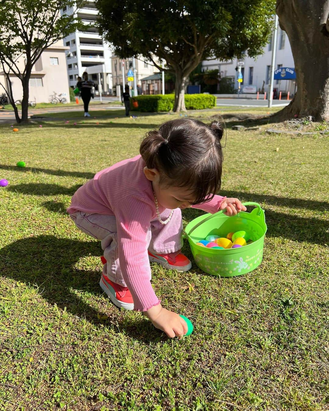 出浦寛子（HIROKO）さんのインスタグラム写真 - (出浦寛子（HIROKO）Instagram)「🥚🩷🌼🐰  ⁡ 大好きCousinsとはじめてのエッグハント🥚 予想外にぐいぐい行くから驚いた😂 ⁡ Auntie麗ちゃんUncleネイサンにも溺愛されて 娘は本当に幸せだし、ひろも幸せ💞 ⁡ 麗ちゃんのところに遊びに行く度に できる事と食べられるものが増える娘。 はじめて歩いたのもベースだし はじめてジャンプしたのもベース ママから離れて遊べるようになったのもここ！ ⁡ ひろもいつも優しい麗ちゃんに思いっきり甘えて ひたすらしゃべって笑って食べて飲んで幸せ太りして帰るの☺️  話が合いすぎて止まらない🤣 本当の姉妹みたい。 アナザースカイ的な超パワースポットな麗ちゃん いつもありがとう❤️ @kaikaisd1   #easter #egghunt #spring #familytime」4月29日 16時53分 - detsuko