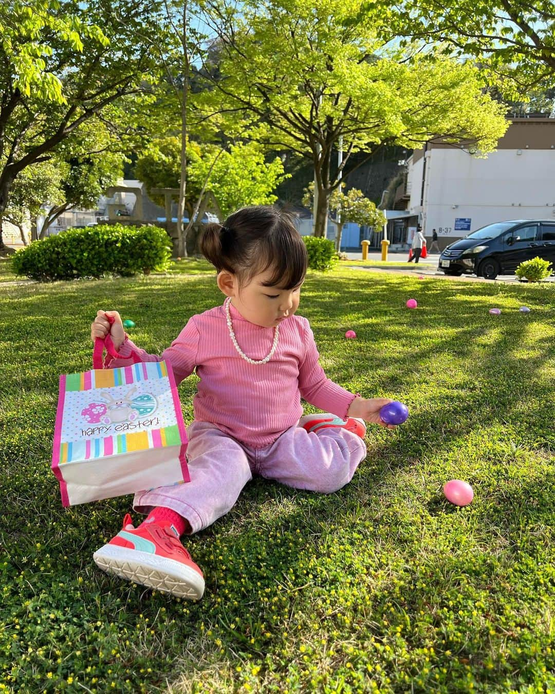 出浦寛子（HIROKO）さんのインスタグラム写真 - (出浦寛子（HIROKO）Instagram)「🥚🩷🌼🐰  ⁡ 大好きCousinsとはじめてのエッグハント🥚 予想外にぐいぐい行くから驚いた😂 ⁡ Auntie麗ちゃんUncleネイサンにも溺愛されて 娘は本当に幸せだし、ひろも幸せ💞 ⁡ 麗ちゃんのところに遊びに行く度に できる事と食べられるものが増える娘。 はじめて歩いたのもベースだし はじめてジャンプしたのもベース ママから離れて遊べるようになったのもここ！ ⁡ ひろもいつも優しい麗ちゃんに思いっきり甘えて ひたすらしゃべって笑って食べて飲んで幸せ太りして帰るの☺️  話が合いすぎて止まらない🤣 本当の姉妹みたい。 アナザースカイ的な超パワースポットな麗ちゃん いつもありがとう❤️ @kaikaisd1   #easter #egghunt #spring #familytime」4月29日 16時53分 - detsuko