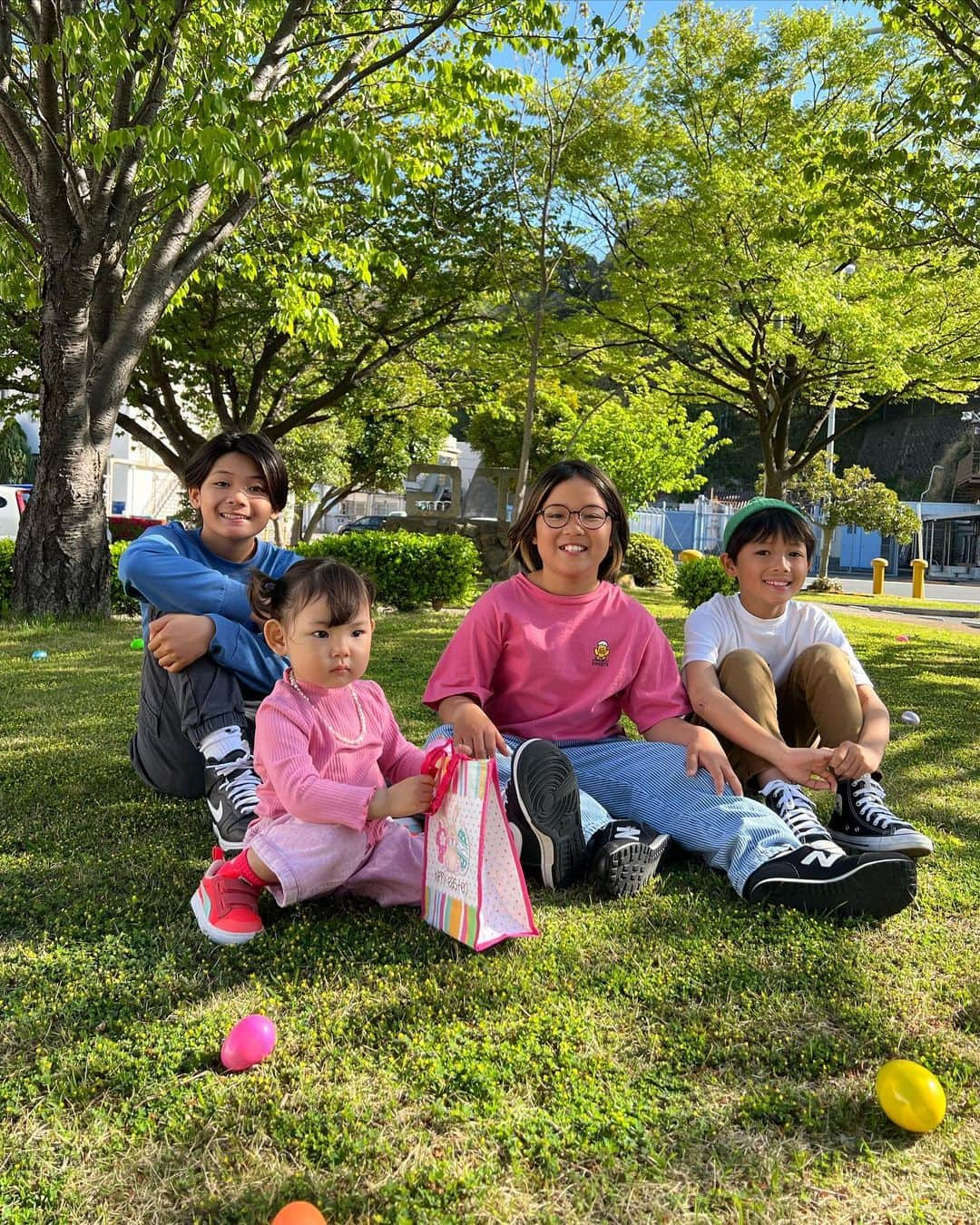 出浦寛子（HIROKO）さんのインスタグラム写真 - (出浦寛子（HIROKO）Instagram)「🥚🩷🌼🐰  ⁡ 大好きCousinsとはじめてのエッグハント🥚 予想外にぐいぐい行くから驚いた😂 ⁡ Auntie麗ちゃんUncleネイサンにも溺愛されて 娘は本当に幸せだし、ひろも幸せ💞 ⁡ 麗ちゃんのところに遊びに行く度に できる事と食べられるものが増える娘。 はじめて歩いたのもベースだし はじめてジャンプしたのもベース ママから離れて遊べるようになったのもここ！ ⁡ ひろもいつも優しい麗ちゃんに思いっきり甘えて ひたすらしゃべって笑って食べて飲んで幸せ太りして帰るの☺️  話が合いすぎて止まらない🤣 本当の姉妹みたい。 アナザースカイ的な超パワースポットな麗ちゃん いつもありがとう❤️ @kaikaisd1   #easter #egghunt #spring #familytime」4月29日 16時53分 - detsuko