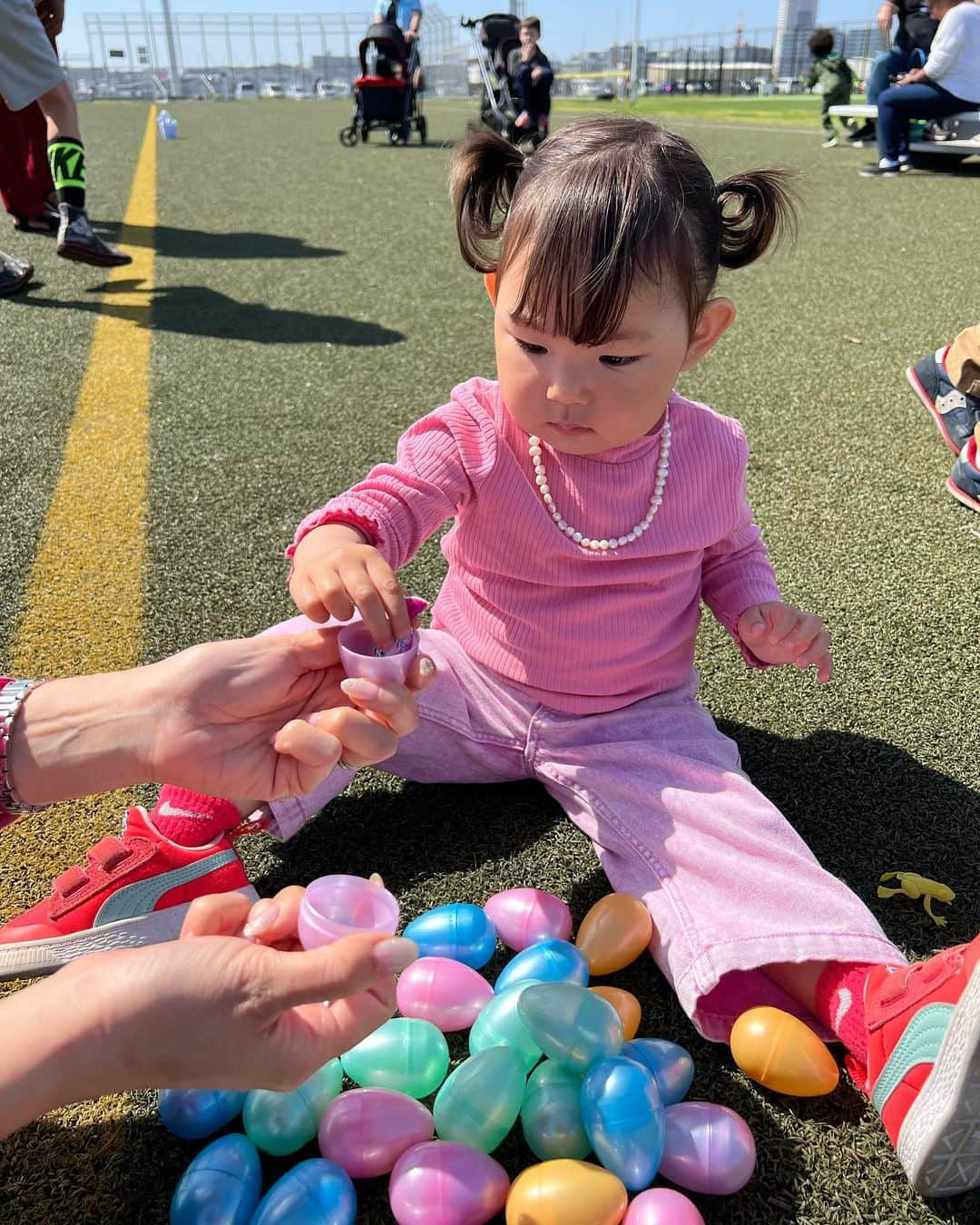 出浦寛子（HIROKO）さんのインスタグラム写真 - (出浦寛子（HIROKO）Instagram)「🥚🩷🌼🐰  ⁡ 大好きCousinsとはじめてのエッグハント🥚 予想外にぐいぐい行くから驚いた😂 ⁡ Auntie麗ちゃんUncleネイサンにも溺愛されて 娘は本当に幸せだし、ひろも幸せ💞 ⁡ 麗ちゃんのところに遊びに行く度に できる事と食べられるものが増える娘。 はじめて歩いたのもベースだし はじめてジャンプしたのもベース ママから離れて遊べるようになったのもここ！ ⁡ ひろもいつも優しい麗ちゃんに思いっきり甘えて ひたすらしゃべって笑って食べて飲んで幸せ太りして帰るの☺️  話が合いすぎて止まらない🤣 本当の姉妹みたい。 アナザースカイ的な超パワースポットな麗ちゃん いつもありがとう❤️ @kaikaisd1   #easter #egghunt #spring #familytime」4月29日 16時53分 - detsuko