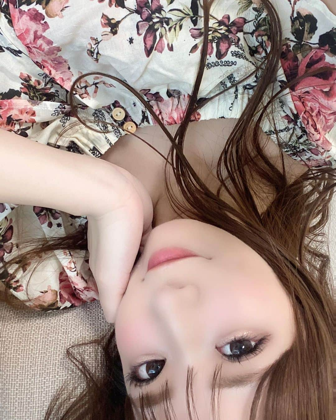 石田亜沙己さんのインスタグラム写真 - (石田亜沙己Instagram)「可愛い人からの素敵な贈り物を着てみました🌺柄も柔らかい生地も可愛い！！ ありがとう🥰」4月29日 16時55分 - asami_.ishida