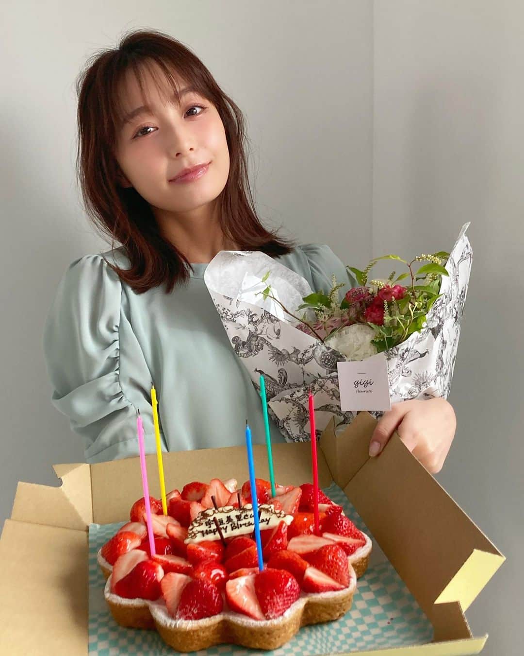 のインスタグラム：「先日、とある撮影で #宇垣美里 さんのお誕生日をサプライズでお祝いしました🧸🎂㊗️ せっかくなので、みなさんに特別オフショットをお届けします🧡  4月16日がお誕生日だった宇垣さん🎉🎉お会いするたびに美しさの更新がとまらず、どんどん魅力的にレディになっています🥺❤️特にお肌の美しさや頭の回転の早やさ、そしてあの整った美貌にはいつも惚れ惚れ🫶 読者のみなさんの中にも、憧れている人は多いのではないでしょうか？  宇垣さんはいつもどんなポーズを撮ればいいのかを瞬時に察知してくれたり、女優業の影響もあってか、よりさまざまな表情を魅せてくれるようになり、撮影後は「どの写真を誌面に載せようかな」と楽しい悩みを提供してくれるモデルさんの1人✨✨  また、連載をしているカルチャー企画では、テーマに沿った作品について熱心にお話ししてくれていて、「取材する度に観たい！読みたい！という気分になる」と担当編集も話すほど、全力挑んでくれているんです😭😭  今回、そんな宇垣さんにサプライズで用意したのは、キルフェボンさんの「輪花型　新潟県産"越後姫"のタルト」🍓🍓🍓  宇垣さんの好きなフルーツを事前にマネージャーさんがこっそりと教えてくれ、今回は甘くてみずみずしいいちごのタルトをご用意しました🙌 サプライズのときに「わー！おいしそうー！ありがとうございます！」と宇垣さんがとても喜んでくれたので、こちらも幸せな気持ちになりました🐼❣️  ちなみにこのタルト、宇垣さんのご好意で、その後スタッフも一緒においしくいただいたのですが、さっぱりとした甘さのイチゴとサクサク食感のタルト、カスタードクリームのトリプルコラボが相性抜群で、「ひとりでワンホール、余裕で食べれちゃうのでは？」と思うほど、病みつきに😍 こちらは期間限定発売のようなので、ぜひGWに食べてみてください😋❤︎  改めてにはなりますが… 宇垣さんお誕生日おめでとうございます🐰💐 宇垣さんにとって素敵な1年になりますように！ そして、これからもよろしくお願いします✨✨  #宇垣美里 さん #お誕生日ケーキ #4月生まれ　#サプライズ #キルフェボン #いちご #タルト　　#花束 #お誕生日おめでとうございます #大好きです」