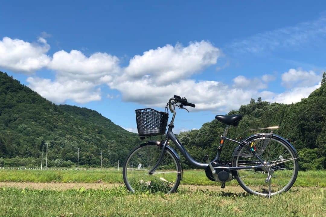 福島県さんのインスタグラム写真 - (福島県Instagram)「【昭和村をサイクリング（昭和村）】  快適に走行できる電動アシスト付き自転車をレンタルして村内をサイクリング！昭和村では、村内の”隠れた見どころ”を周遊してもらうためのサイクルマップを作成しています。  ゆっくりと穏やかな時間を味わいながら、昭和村の日常を堪能できます。暖かくなるこれからの季節にぴったりなサイクリングをしてみませんか。  自転車の貸し出しは、昭和村の交流・観光拠点施設「喰丸小」で行っています。  #サイクリング #観光 #ゴールデンウィーク #昭和村 #福島県 #showavillage #fukushima #RealizeFukushima #NotADreamFukushima #ひとつひとつ実現するふくしま」4月29日 17時00分 - realize_fukushima