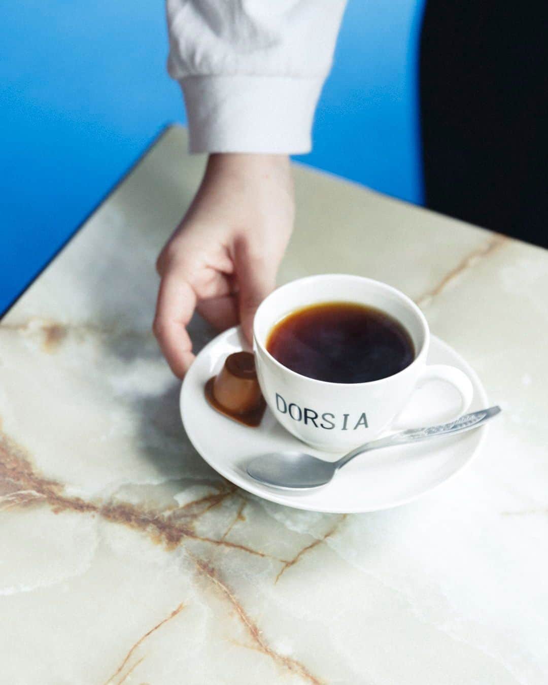 Hanako公式さんのインスタグラム写真 - (Hanako公式Instagram)「【発売中】 Hanako「喫茶店に恋して」 から、"それぞれの形でスピリットを受け継ぐ、「新顔喫茶」へようこそ。" 昭和を感じる佇まいや前店主の精神を大切に継承し、次世代が新たに発信する喫茶店が増えている。“新解釈”の喫茶店が今、最高に居心地がいい。詳しくは、本誌をチェック！  📍〈DORSIA〉 偶然が重なり受け継がれたチェアと絨毯のブルーに感じる港町のノスタルジー。 ■兵庫県神戸市中央区旭通3-1-29 ■8:00~21:00 ■無休 ■18席  【Hanako1220号_「喫茶店に恋して」】 #Hanako #Hanako_magazine #コーヒーのある暮らし #コーヒーのある時間 #おうちコーヒー #自家焙煎 #喫茶店巡り #喫茶室#おうち喫茶 #喫茶店ランチ #喫茶店好き #喫茶店に恋して」4月29日 17時00分 - hanako_magazine