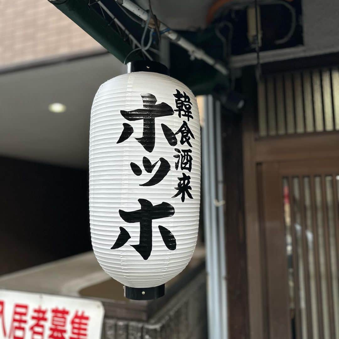 山岸久朗さんのインスタグラム写真 - (山岸久朗Instagram)「大阪の伝説の店「ほうば」のオモニが、天満で新装開店。司馬懿仲達ばりの速攻で訪問。  この店を「ほうばの復活」みたいに書いてる人たくさん見るけど、全っ然ちがうと思う‼️もちろん僕は新井正彦ファンやから、ほうばの皆大好きな美味もいいんやけど、ホッホは一線を画するソリッドな韓国料理。それも良い意味で庶民的な。まるで釜山の友達の家で食べてるみたいな。ああーこれがオモニがほんまにやりたかった味やったんやなーと感慨深かった。知らんけど。  次の予約もらおうとしたけど一杯でもらえなかった。チェーンで通おうと思ったが残念だが、当分訪れることはできなさそうだ。  #ホッホ #韓食酒来ホッホ  #韓食 #酒来 #ナムル #サルボウ貝  #韓国海苔 #めちゃナチュラル #チヂミ #野菜たっぷり #蒸し豚 #大好き #チャプチェ #イカフェ #太刀魚 #ほうば #天満 #天満グルメ  #天満飲み  #天満居酒屋  #天満はしご酒  #天満好きな人と繋がりたい  #天満天神グルメ  #天満飲み歩き  #天満ディナー  #大阪韓国料理  #大阪韓国グルメ  #大阪韓国料理店  #temma #osaka」4月29日 17時01分 - yamaben