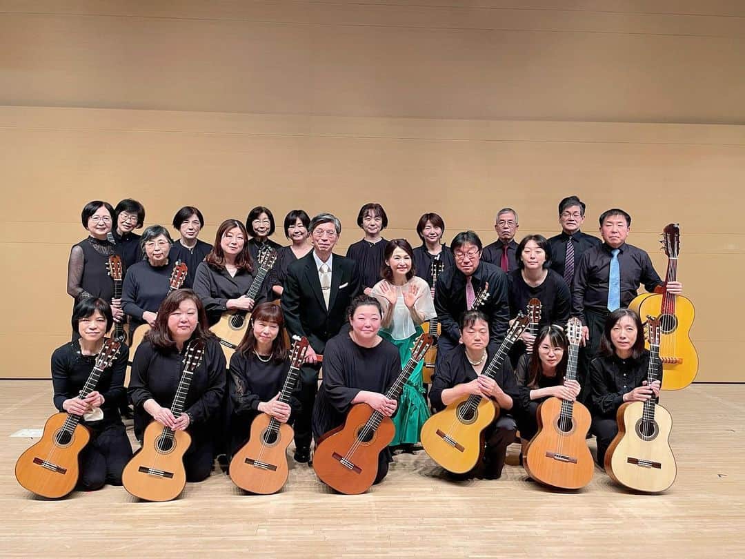辛島美登里のインスタグラム：「アンコールにご出演いただいた品川ギターアンサンブルのみなさんと。25年の歴史あるサークルで、リハーサルも本番も落ち着いた演奏🎶ギターアレンジのいつもとは違う「手をつなごう〜ひとりぼっちじゃない」が響き渡りました。 会場のみなさんとコロナ後初の♪花開く〜 満開でした🌸🙆‍♀️🙆🙆‍♂️🙆🙆‍♂️🌸」