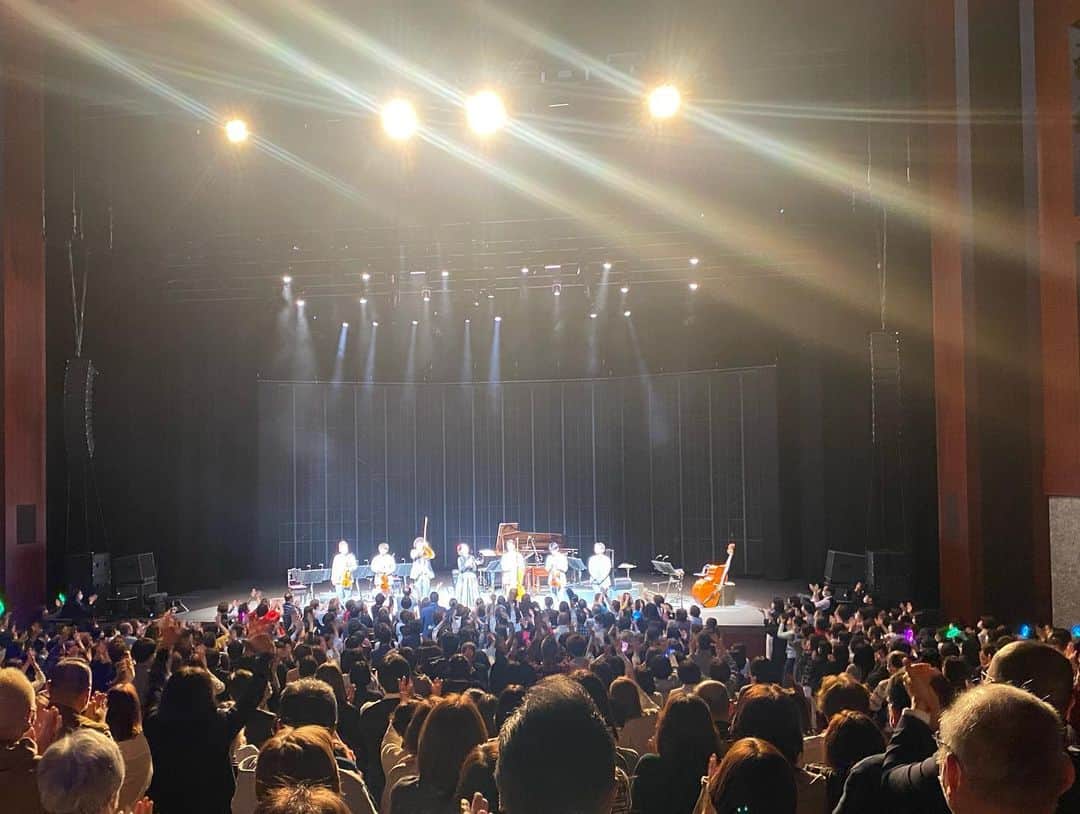 葉加瀬太郎さんのインスタグラム写真 - (葉加瀬太郎Instagram)「NH&Kトリオ札幌公演に いらしてくださった皆さま、満員御礼㊗️ありがとうございました。 宇宙一好きな彩未のラーメンと素敵なホールと、盛大に盛り上げていただいた皆様のおかげで最高の演奏が出来ました！ スタンディングオベーションもありがとうございました。  このホールのエレベーターは超特大。 ステージみたいなサイズ感🤣 そこからのメンバーと一緒にジンギスカン。 ご馳走さまでした！  明日は京都でお待ちしていま〜す👋  #葉加瀬太郎 #葉加瀬太郎コンサートツアー2023 #NH&KTRIO #Adagio #札幌」4月29日 17時05分 - tarohakase_hats