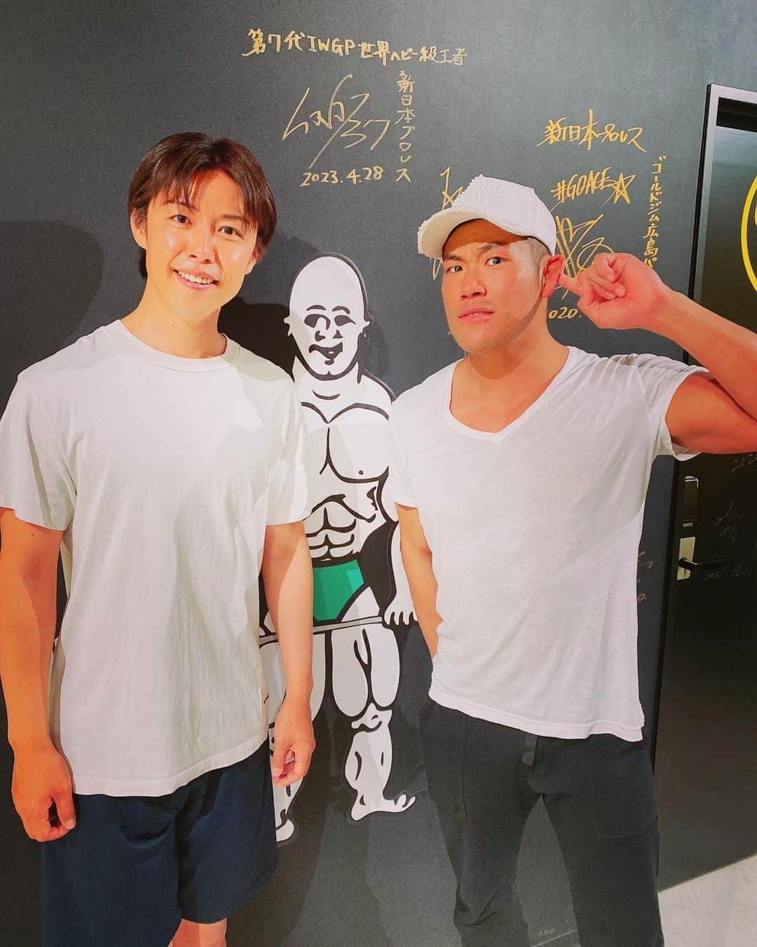 さいねい龍二のインスタグラム：「SANADAさんとゴールドジムでお会いしました💪💪💪ＬサイズのＴシャツがぴちぴちでした❗️  #iwgp世界ヘビー級王座  #新日本プロレス  #ゴールドジム広島  #ゴールドジム #さいねい龍二」