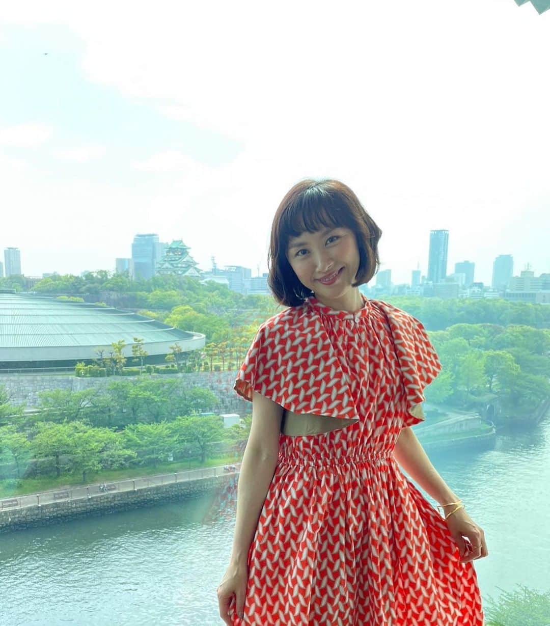 山口もえのインスタグラム：「・  #そこまで言って委員会np の 収録で#大阪 へ 可愛らしい衣装を着せてもらいました👗 え？！ もうすぐ46歳だよね・・・？💦 ツッコミお待ちしております♡笑  4月30日(日)13:30〜15:00 YTV「そこまで言って委員会NP」  #tv #👗  #アイドル になれなかった人 #大阪 #新緑 がキレイだったよ🌱」
