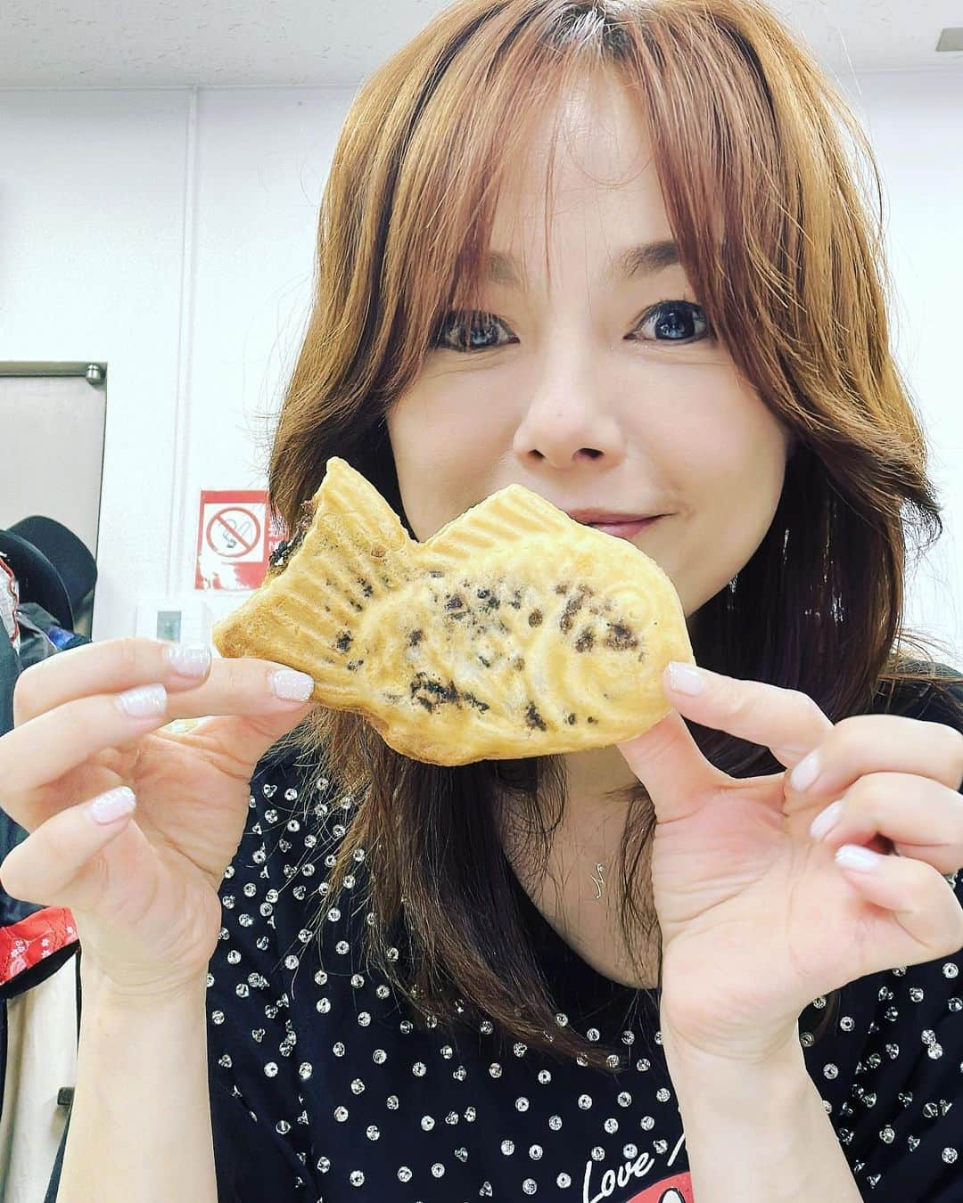 相川七瀬さんのインスタグラム写真 - (相川七瀬Instagram)「楽屋で鯛焼き中ー。頭から、いただきまーす❤️  #鯛焼き #頭から #みんなはどっち？」4月29日 17時13分 - nanasecat