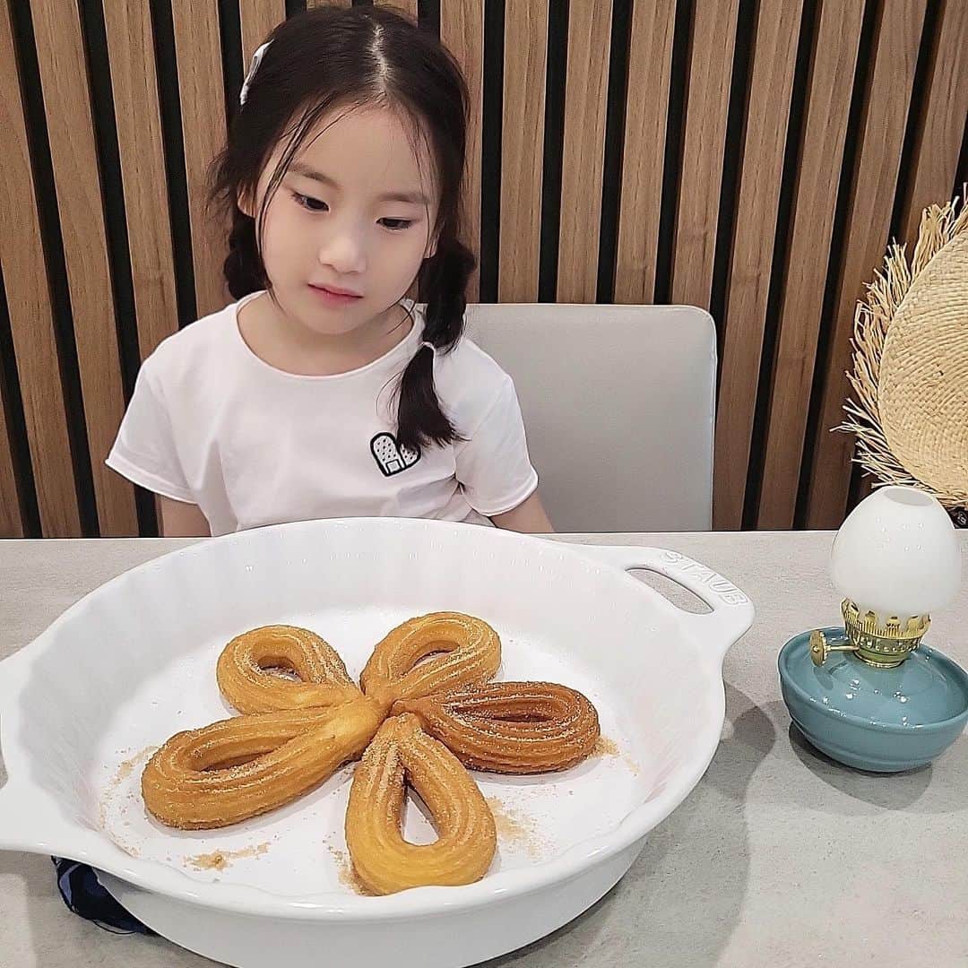 チェ・ジョンユンのインスタグラム：「주말 아침엔 반드시 거쳐야 할 티타임  시나몬슈가를 뿌려서 먹으니 바싹한 맛에 달달한 맛 먹기 좋을만큼의 단맛이라  지우에게 줘도 안심이 되었어요.  느끼하지않고 깔끔한뒷맛에 사바나 추러스는  ✔️에어프라이어 조리시 190도에서 5분 ✔️오븐 조리시 예열후 190도에서 5분  간편하게 조리해서 바로 드시면 된답니다💛  ✅ 자세한 정보는 프로필 링크를 클릭해 주세요!!」