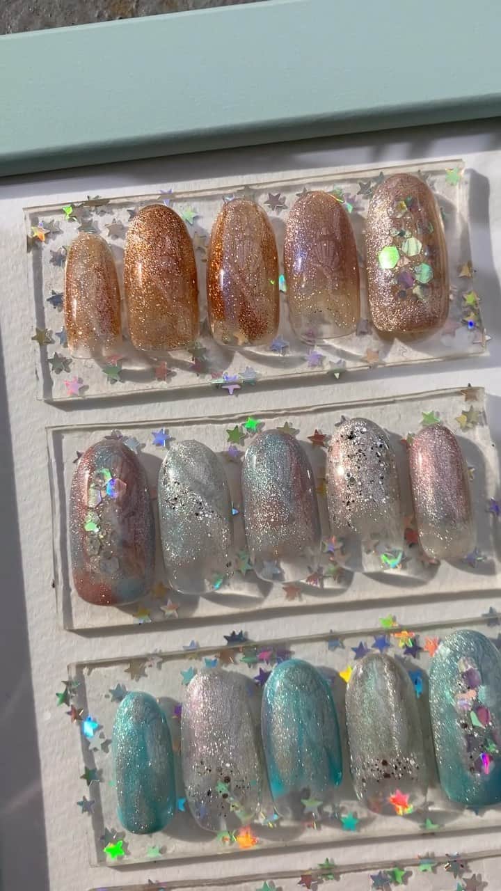 ケリーアンのインスタグラム：「🤩💅🧲✨ nanakaraのオーロラマグネットジェル🧲✨めっちゃ可愛い💓  #ジェルネイル #セルフネイル #セルフジェルネイル #ネイルアート #gelnails #nails #nailart  #magneticnails #マグネットネイル #ニュアンスネイル   ♪ by @fkncoffee  @nanakara_jp マグネットジェル 114AMG, 115AMG, 116AMG, 116AMG, 118AMG, 119AMG, 002MG  @youngnails.jp  ベースジェル、トップジェル、プロテインボンド」