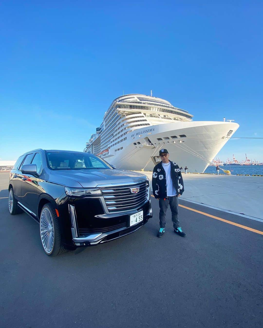 Kayzabroのインスタグラム：「でかいエスカレードとメチャクチャでかい超豪華客船🛳 #fareastreggaecruise2023 #cadillac #escalade #mscBellissima」