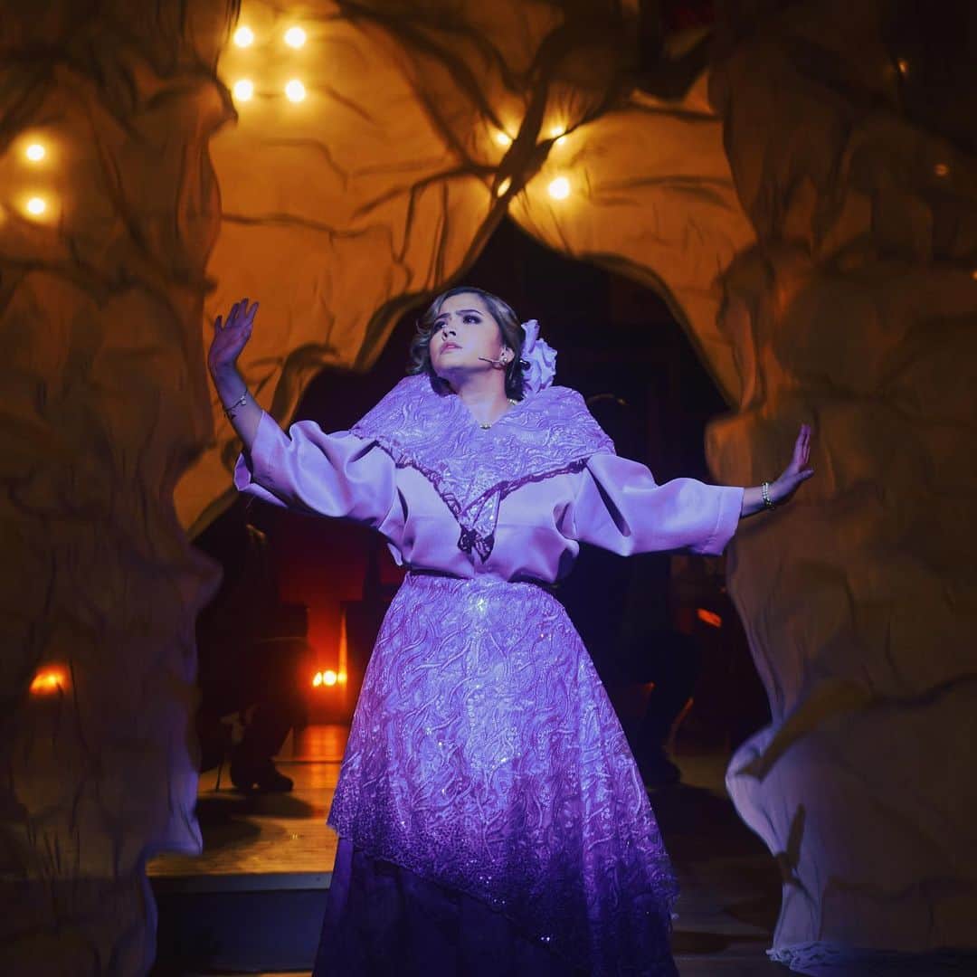 Alexa Ilacadのインスタグラム：「“Go where you feel most alive.” 🎭  Julia, you have made me believe that I am capable of anything. Portraying you has sparked something in me that I cannot explain. You will continue to live in my heart forever. 💖  The first time #PETAWalangAray was offered to me, I said no. 😬  So many doubts in my head: It’s beyond my comfort zone. Can i crossover from doing TV & movies to being the lead in a 2-hour theater musical production? I can’t sing 14 songs live & I’m no belter! Tickets aren’t cheap. Will people troop to the Peta theater to watch, especially coming from the pandemic? etc.. 🥺 Thank God Direk Lauren did not take no for an answer. He, Mama Joy & kuya Nick of Star Magic convinced me that I can do it. ☺️ When I took the plunge, dove into the grueling rehearsals, I almost quit. 😭  My body was breaking down but my heart & soul couldn’t give up. How can I quit knowing our supporters from here & abroad were so excited to see us? Many flew from outside Metro Manila & outside the country just to see me & KD perform. I never imagined people would do that for us! 🥰❤️ To all the libo-libong Julia stans 😝, ALL SWEETHEARTS & Solids, most especially KIS & every member/group of ISA - who showed us over & over again that they will move mountains to make all our projects successful, especially this, KD & I are beyond grateful! Thank you, Lord, for seeing us through & giving us supporters who love us so much- ALL SWEETHEARTS from the very beginning till now, Alexanators, Kaydets, and all those who supported us in any way they can. 🫶🏻🤍   I believe that success is nothing without the people you get to love along the way so I would like to share this milestone with every PETA cast member & staff I had the privilege of working with. @petatheater, thank you for the trust, opportunity & all the learnings & trainings. I wish that people never stop supporting our theater productions. To all our friends, colleagues & family who supported us, you’ve made us the happiest. 🤗 And to my Tenyong, Tenny, Tennesse, KD, you are the best partner I could ever ask for. My heart beams of proudness when I look at you. 🥰   Patuloy na tumindig at umibig!  Mabuhay ang teatrong Pilipino!」