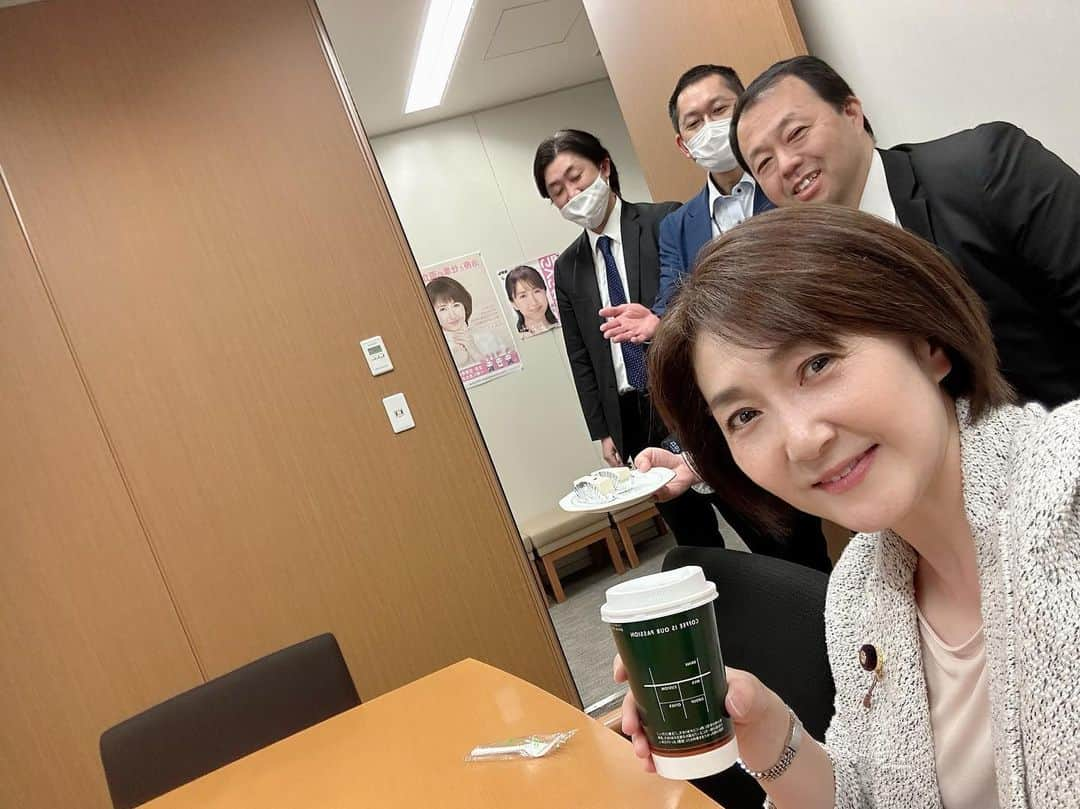 生稲晃子さんのインスタグラム写真 - (生稲晃子Instagram)「誕生日第2弾！ 4月28日、青山周平議員と同じ誕生日ということで、記念撮影🎉 青山議員、お誕生日おめでとうございます🎂 そして、私の心強い味方、秘書3人衆もケーキでお祝いしてくれました🍰  #青山周平衆議院議員 #生稲晃子」4月29日 17時27分 - akiko__ikuina