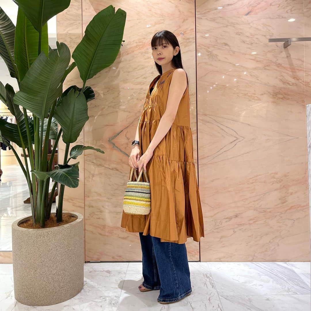デミルクス ビームス 新宿のインスタグラム：「. 【✨＜Devotion TWINS ＞モアバリエーション開催中👒✨】 本日4/27(木)より‼︎‼︎ . 2013年にギリシャでスタートし、2022年に日本へ上陸したレディースドレスブランド〈Devotion TWINS(デボーション ツインズ)〉。 美しい自然や伝統的な建築や遺産をデザインに取り入れたシックなデザインが特徴のコレクションを展開。 世界30カ国以上でお取り扱いがあり、リアルクローズでありながら女性の美しさを引き出すデザインが支持されています。   この度、〈Demi-Luxe BEAMS（デミルクス ビームス）〉では初となる同ブランドのモアバリエーションを開催します。   ブランドのアイコンでもある細かなデザインにエスニック柄をあしらったワンピースやブラウスに加え、 ジャンプスーツの新作もご用意した豊富なラインナップをご覧いただけます。 この機会に是非お越しください。  #devotiontwins   #demiluxebeams #demiluxebeams_shinjuku #デミルクスビームス #beams #ビームス」