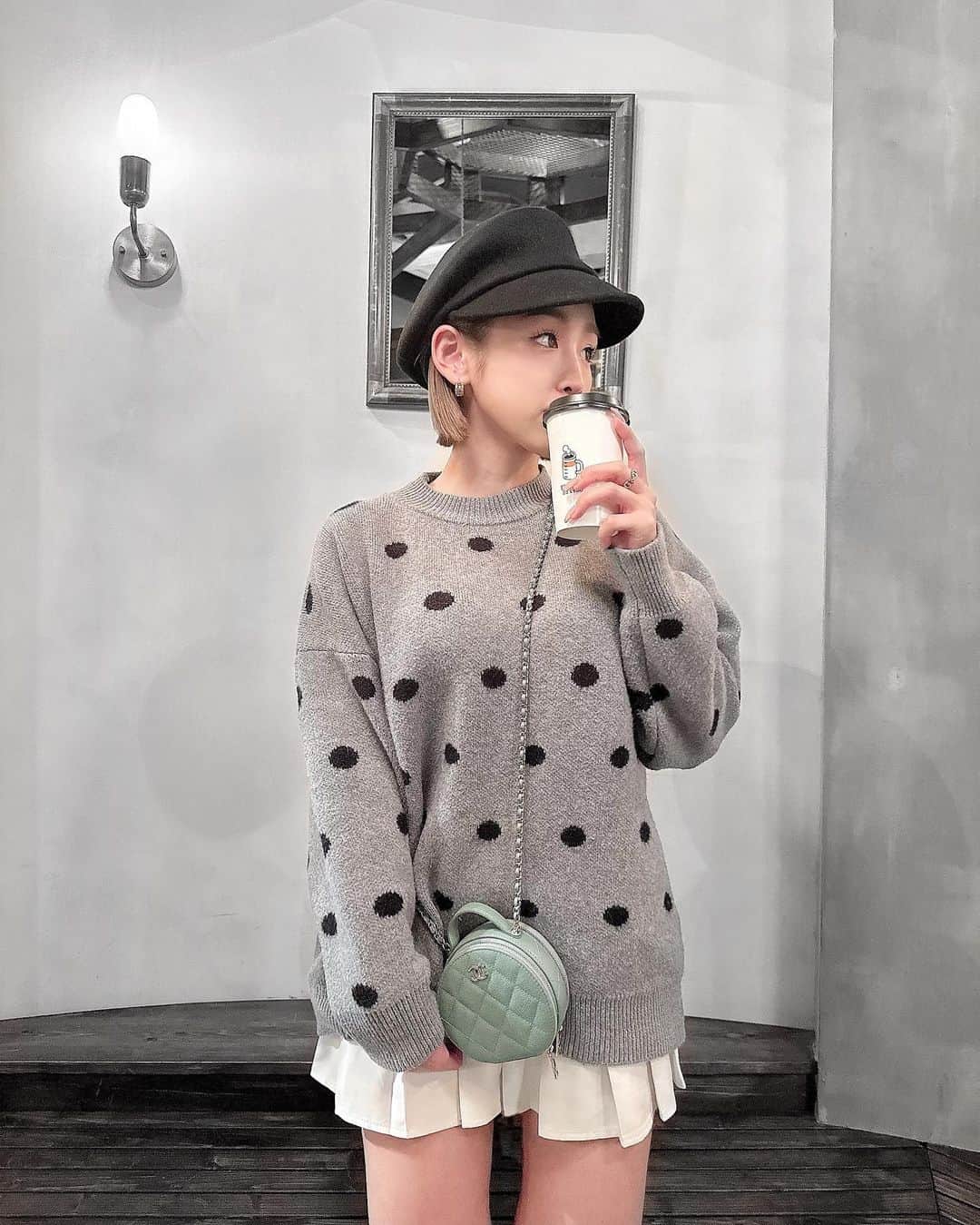 みにあやのインスタグラム：「普段あまり着ない、ドット柄に挑戦🤍 春先はちょっと甘めな コーデにもチャレンジ🔥 したくなるんだけど似合うか 分からないのと、すぐに飽きそうなので 柄物とかはプチプラ様々🙏✨✨  　　 OOTD ￣￣　　　 ￣￣ ▪︎ドット柄ニットトップス ブランド：GRL 品番：at1648」