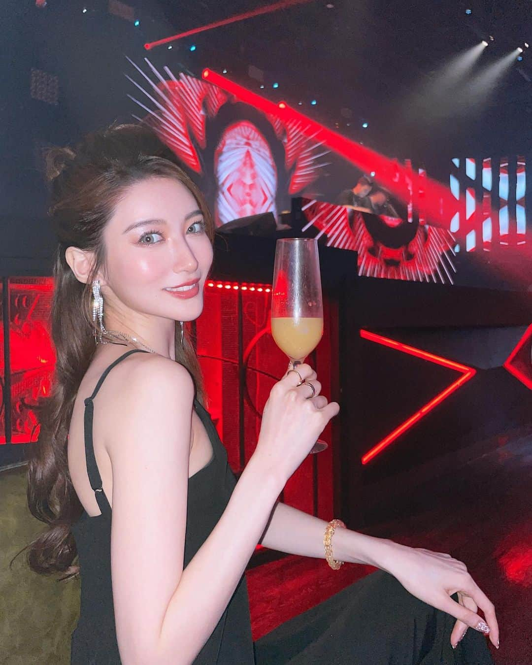 相沢みなみさんのインスタグラム写真 - (相沢みなみInstagram)「Taiwan Night Club was amazing!!!😎🪩✨✨✨ Also I was happy for the surprise!! . 台湾行った時台湾のナイトクラブにも連れて行って頂いたんだけどお洒落すぎるパーティーって感じだった🥺✨ なんていうか、チャラくないのw 説明難しい😂 しかもサプライズで私の名前も出して下さって嬉しかったぁあ🥺💗 . #taiwan #omni  #nightclub #nightclubs #festival  . #相沢みなみ #minamiaizawa」4月29日 17時31分 - epoint2016