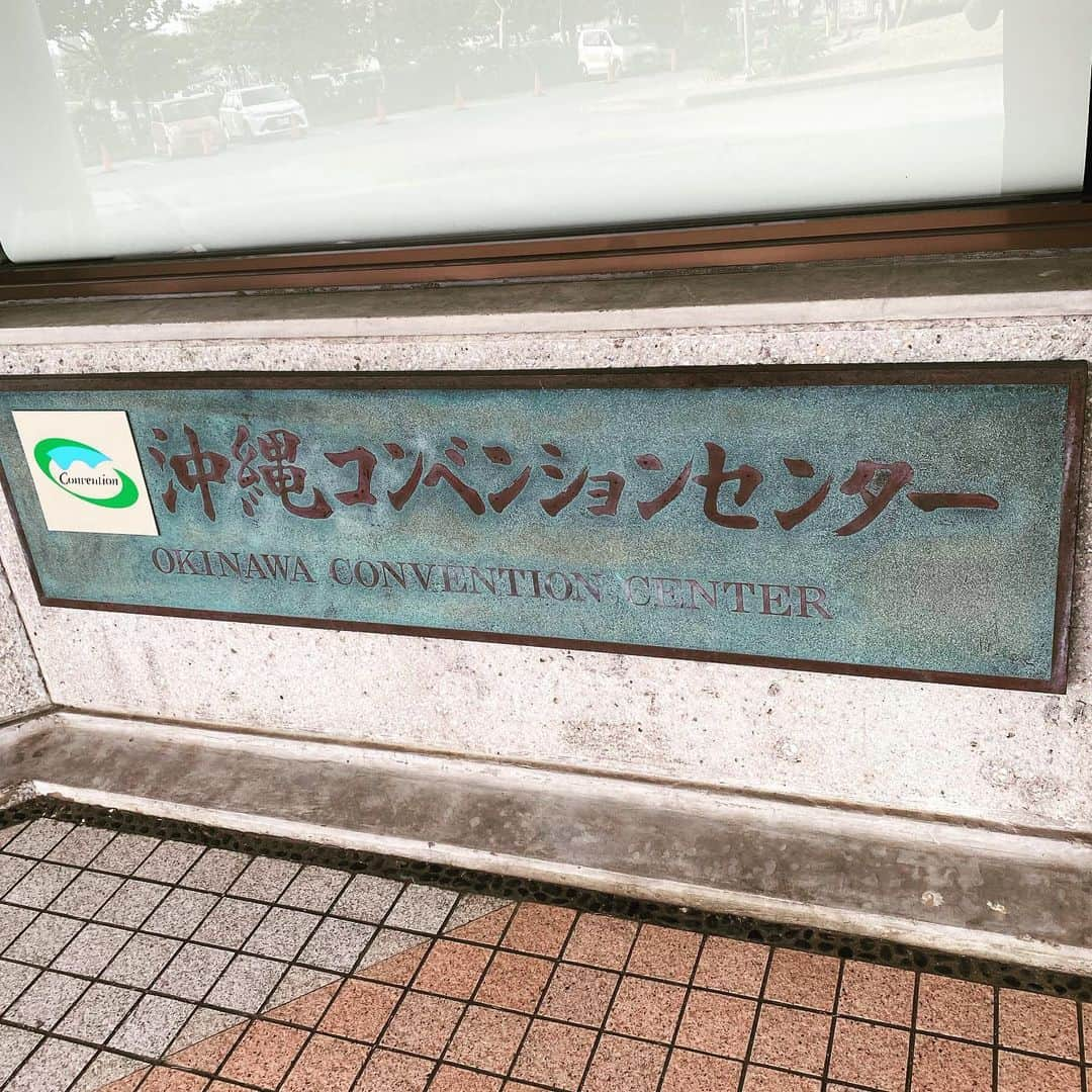 橋本塁さんのインスタグラム写真 - (橋本塁Instagram)「今日の現場は 沖縄県宜野湾市 沖縄コンベンションセンターでのGLAYライブツアー 「The Ghost of GLAY」 ライブ撮影！今日も今日とてヴァシャっと撮るど！ #GLAY #グレイ　#沖縄　#宜野湾市　#サウシュー　#soundshooter #橋本塁」4月29日 17時41分 - ruihashimoto