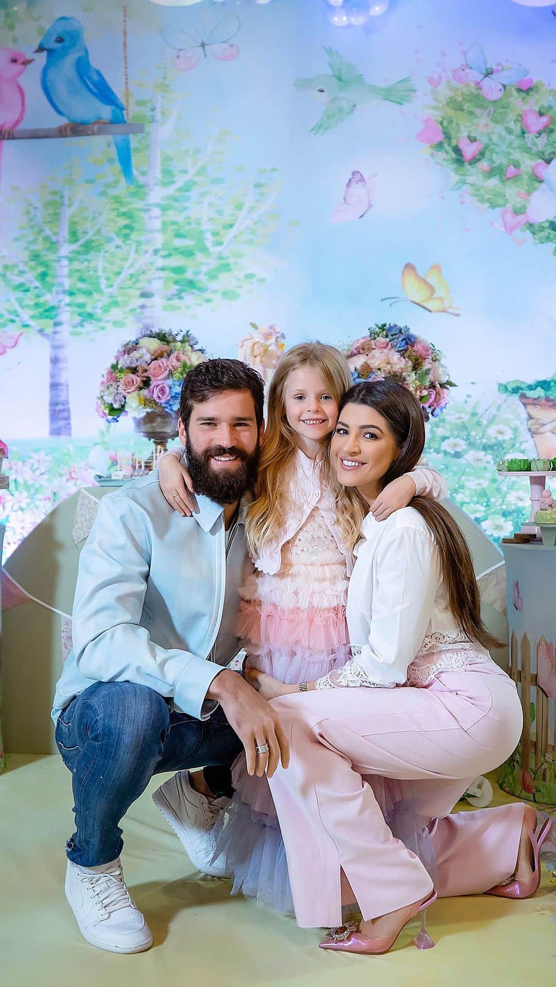 ナタリア・ベッカーのインスタグラム：「Helena 6 anos! 💖🦋💐」
